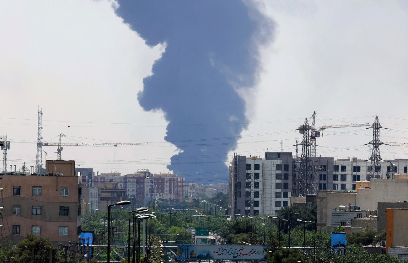 Fumo de refinaria atingida pelas bombas israelitas sobre área residencial no sul de Teerão.