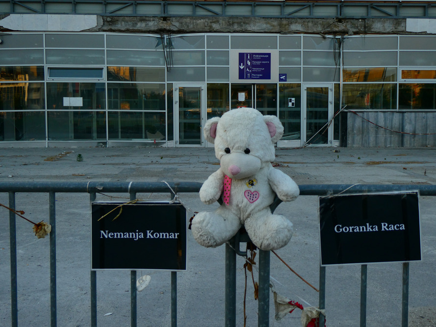 Tributo às vítimas de Novi Sad, 11 junho 2025, estação ferroviária. © Pedro Caldeira Rodrigues.