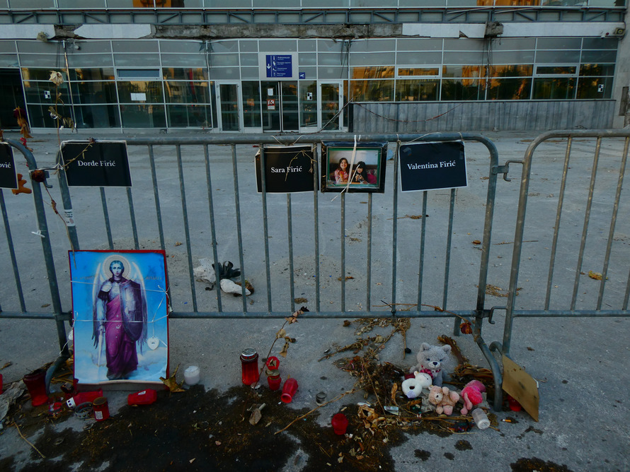 Tributo às vítimas de Novi Sad, 11 junho 2025, estação ferroviária. © Pedro Caldeira Rodrigues.