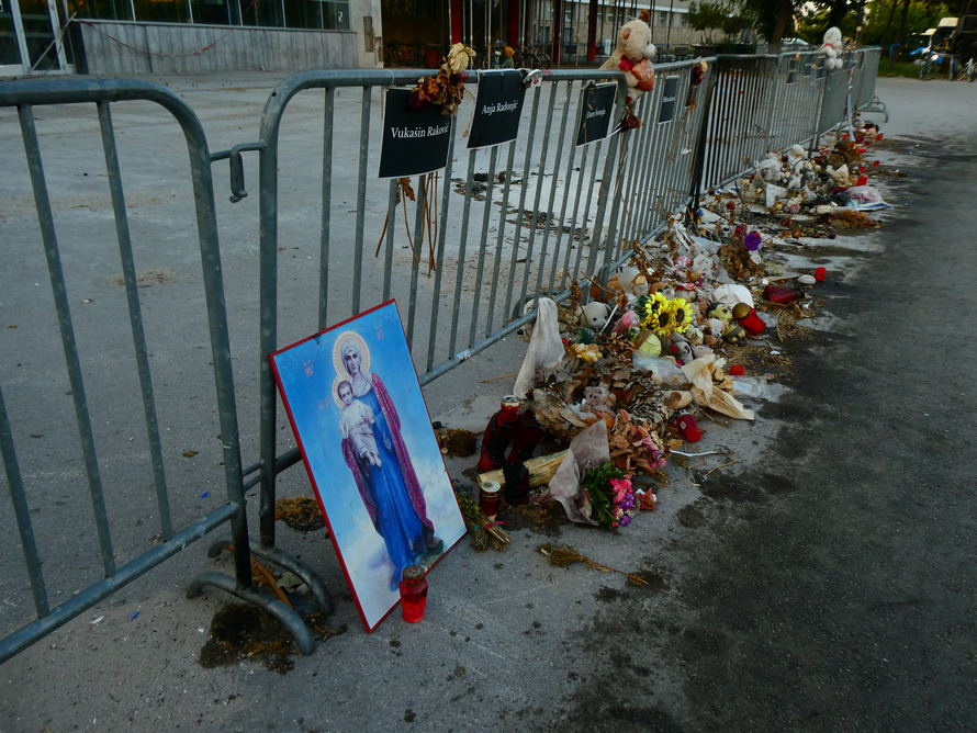 Tributo às vítimas de Novi Sad, 11 junho 2025, estação ferroviária. © Pedro Caldeira Rodrigues.