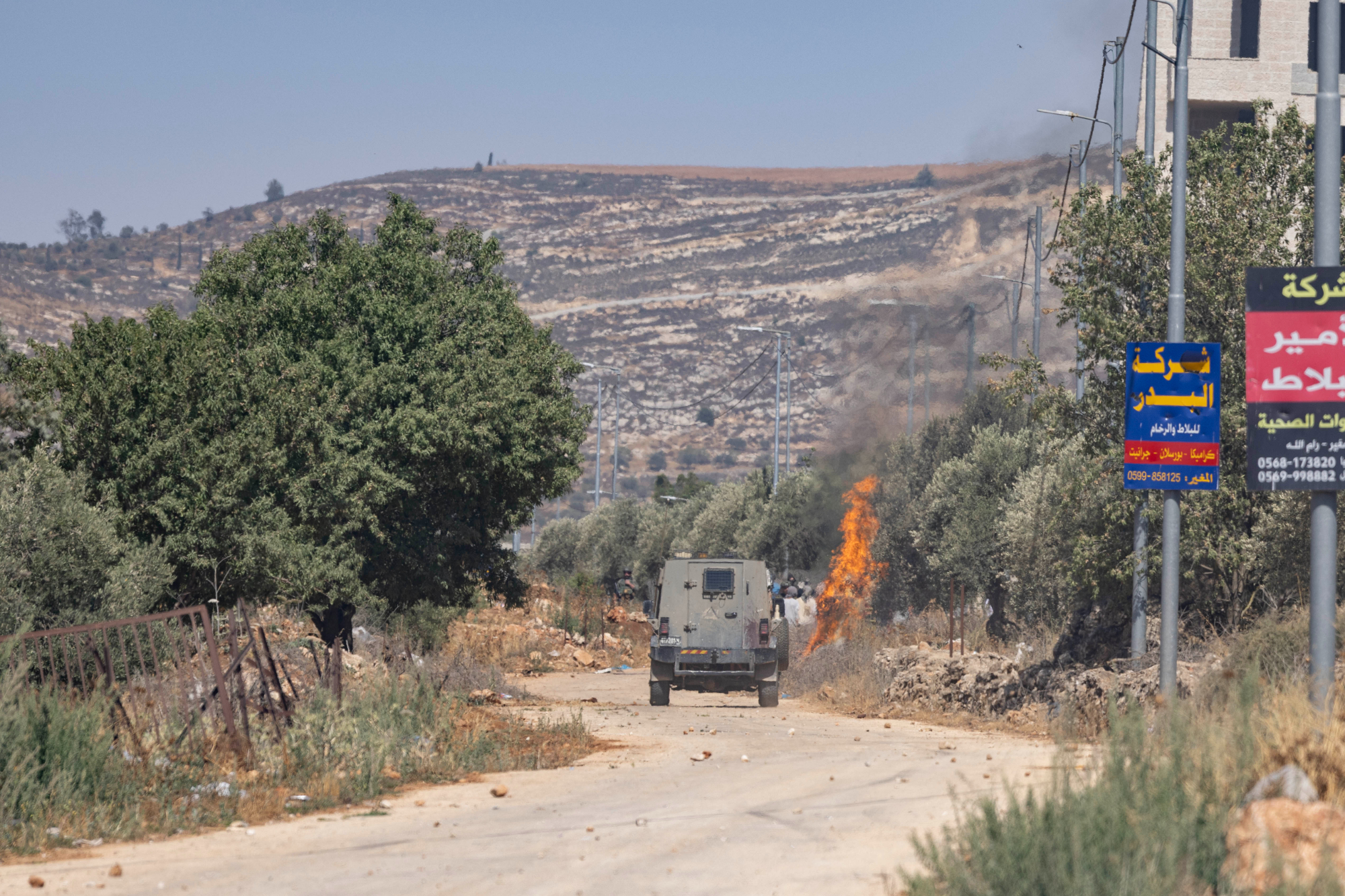 Um veículo militar israelita visto pouco depois de um ataque de colonos na cidade palestiniana de Turmus Ayya, na Cisjordânia, a 26 de junho de 2025. (Oren Ziv)