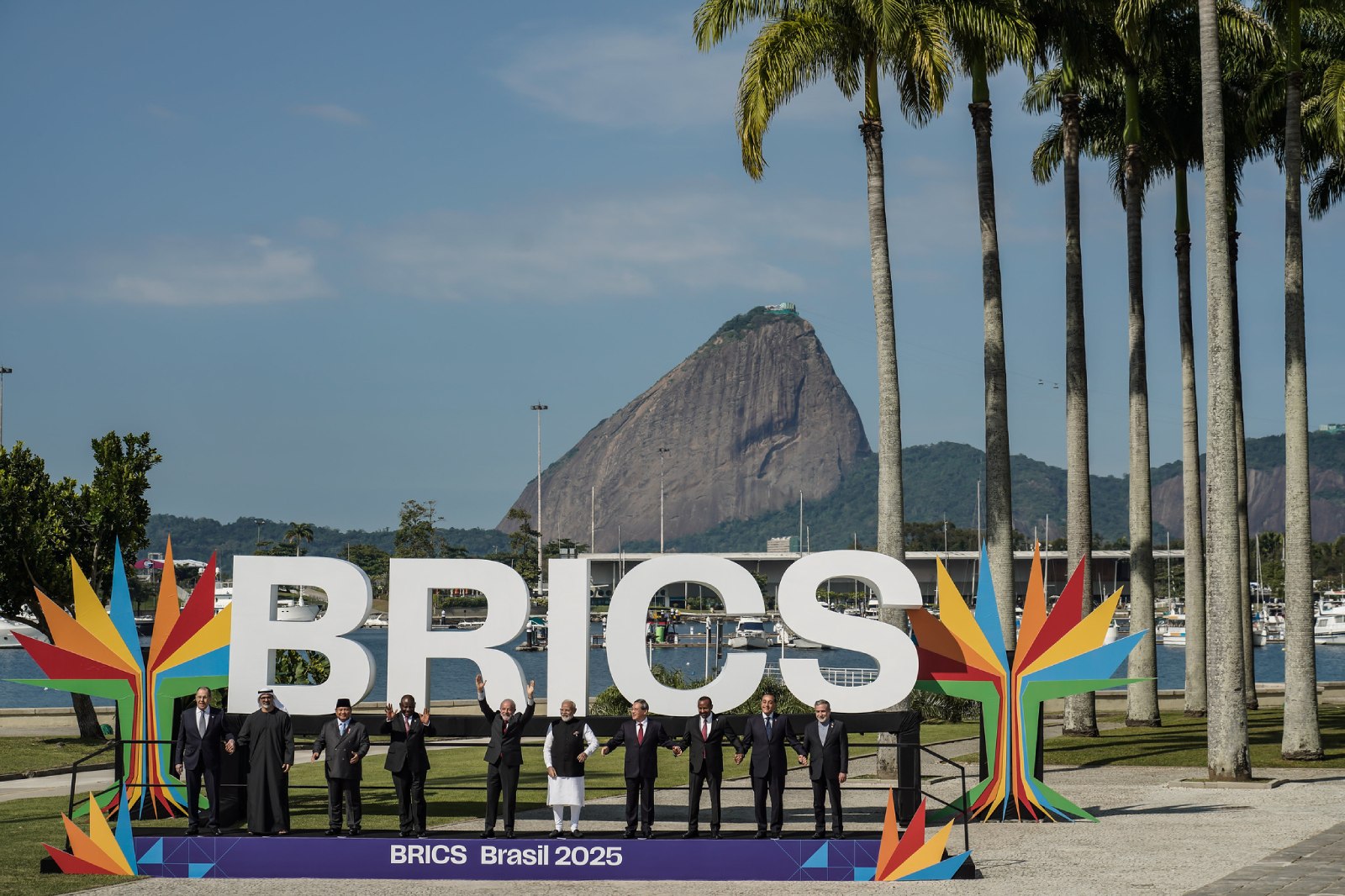 Foto de família dos líderes poíticos no arranque da cimeira. Foto Rafa Neddermeyer/BRICS Brasi