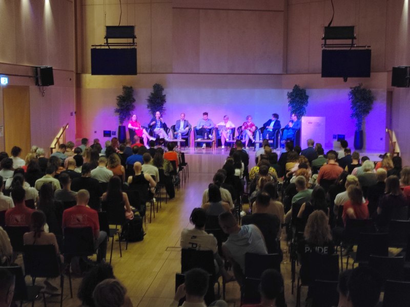 Sessão organizada pelos movimentos cívicos em Budapeste