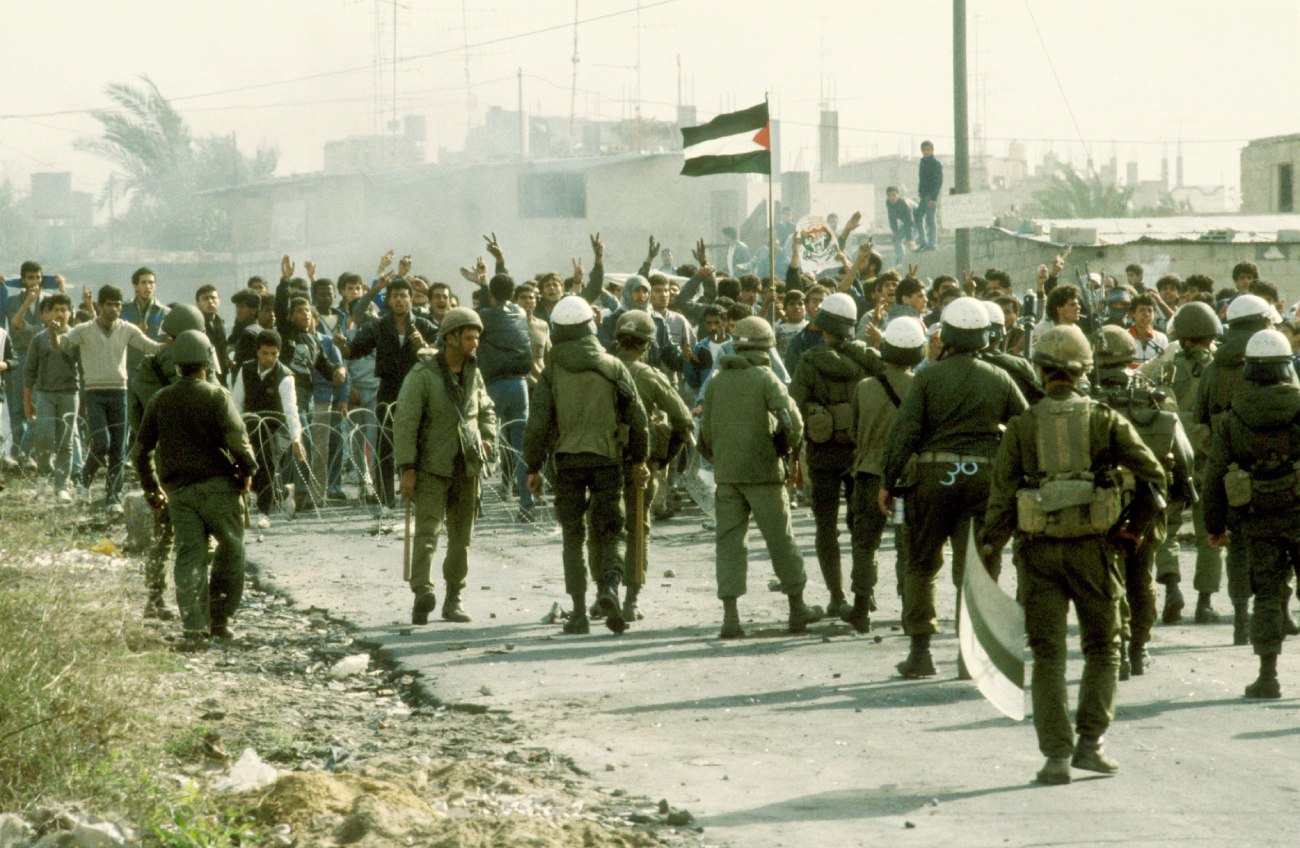 Soldados israelitas durante a Primeira Intifada, na Faixa de Gaza, 1987. (Coleção Efi Sharir/Dan Hadani, Coleção Nacional de Fotografia da Família Pritzker, Biblioteca Nacional de Israel)
