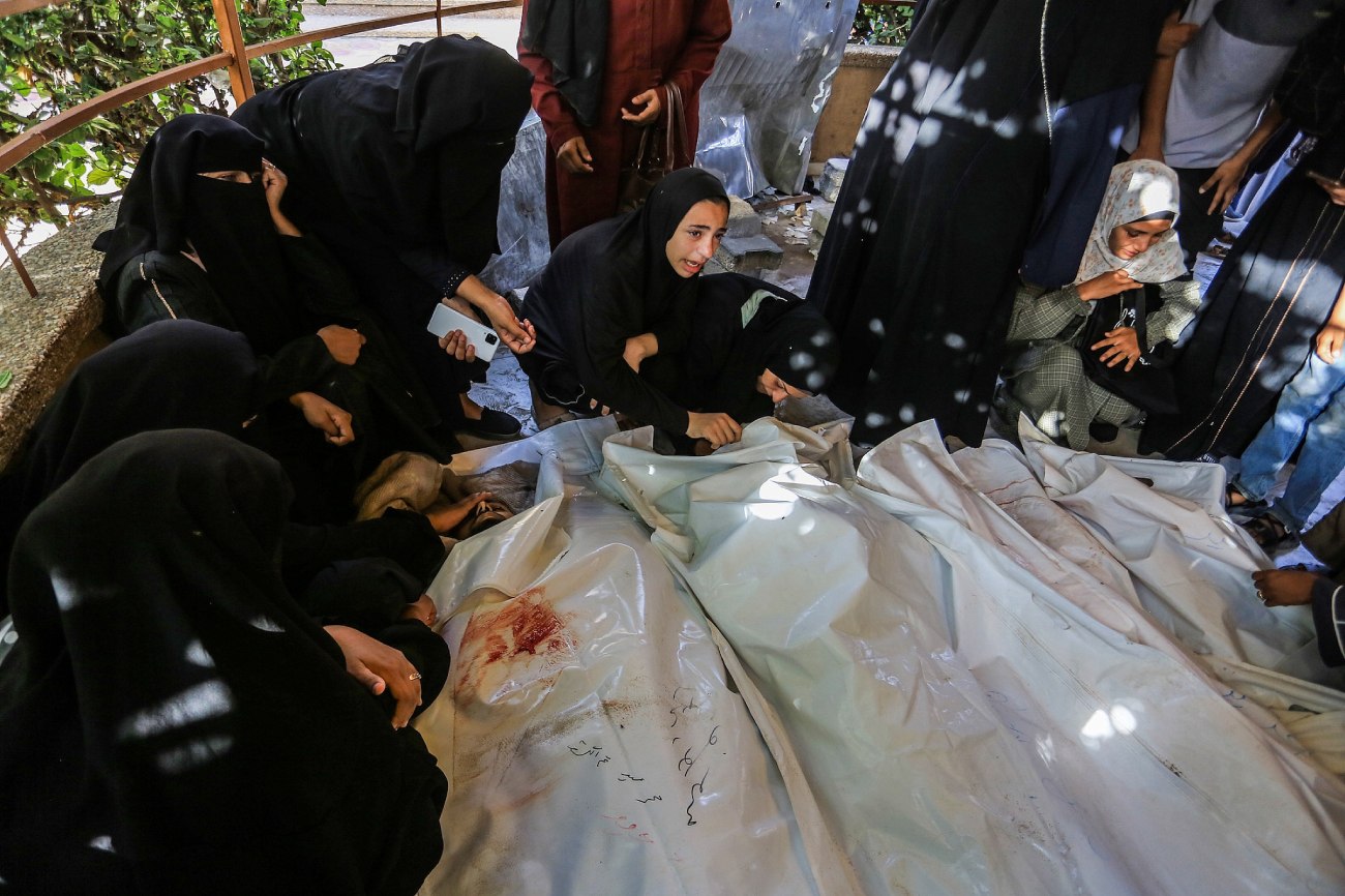Palestinianos choram entes queridos mortos num ataque aéreo israelita fora do Hospital Nasser em Khan Younis, no sul da Faixa de Gaza, em 19 de agosto de 2025. (Abed Rahim Khatib/Flash90)