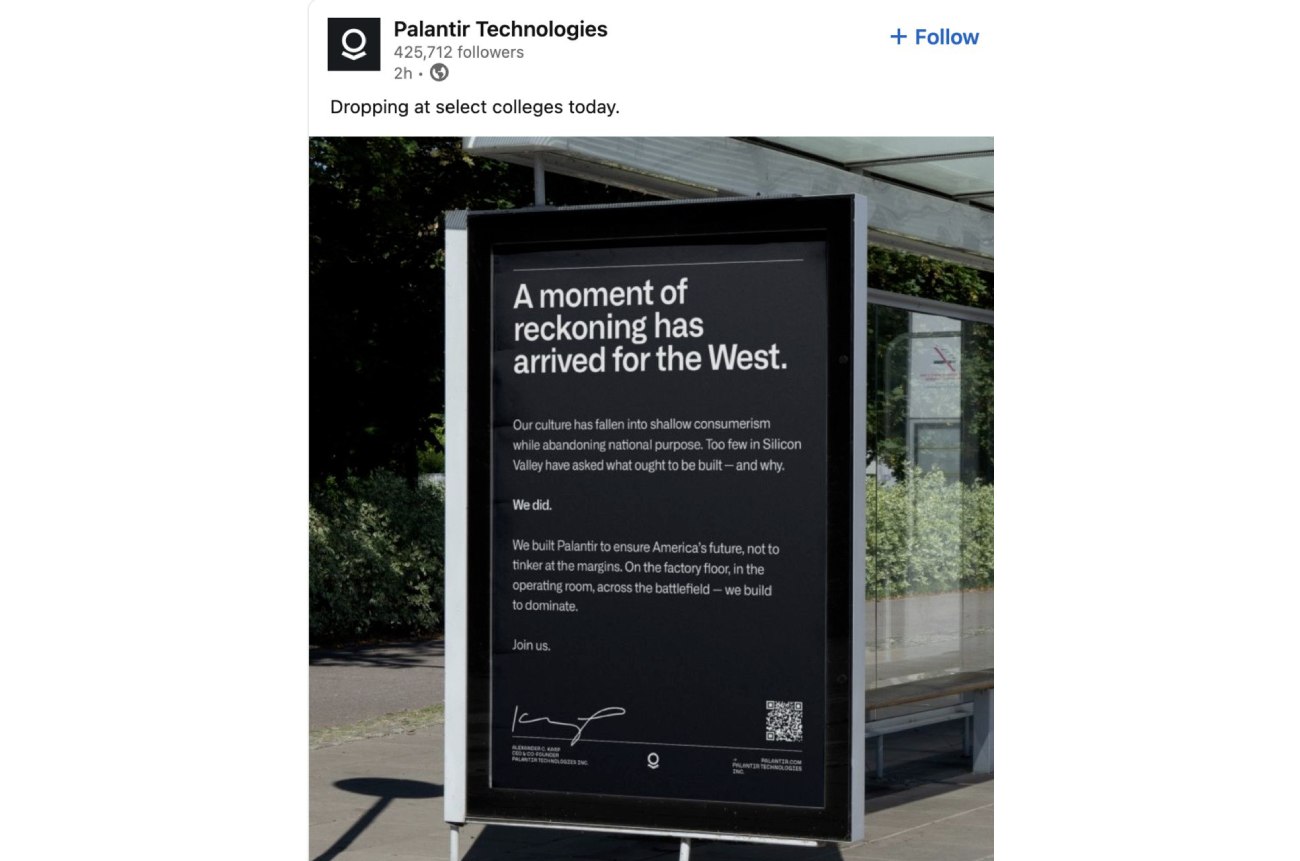 Cartaz do ultranacionalismo tecnológico da Palantir: “Chegou o momento de acerto de contas para o Ocidente. | A nossa cultura caiu no consumismo superficial, abandonando o propósito nacional. Pouquíssimos no Vale do Silício se perguntaram o que deveria ser construído — e por quê. | Nós sim.”