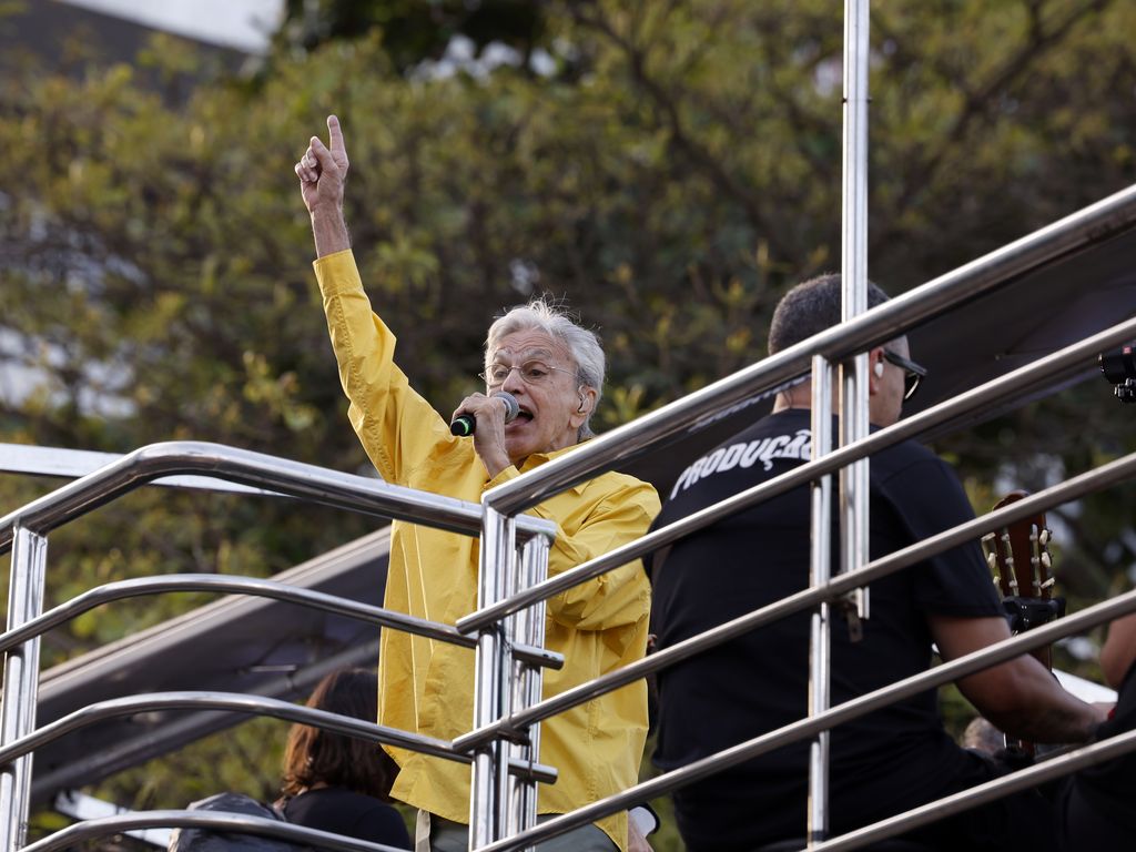 Cantor Caetano Veloso participa de protesto contra a PEC