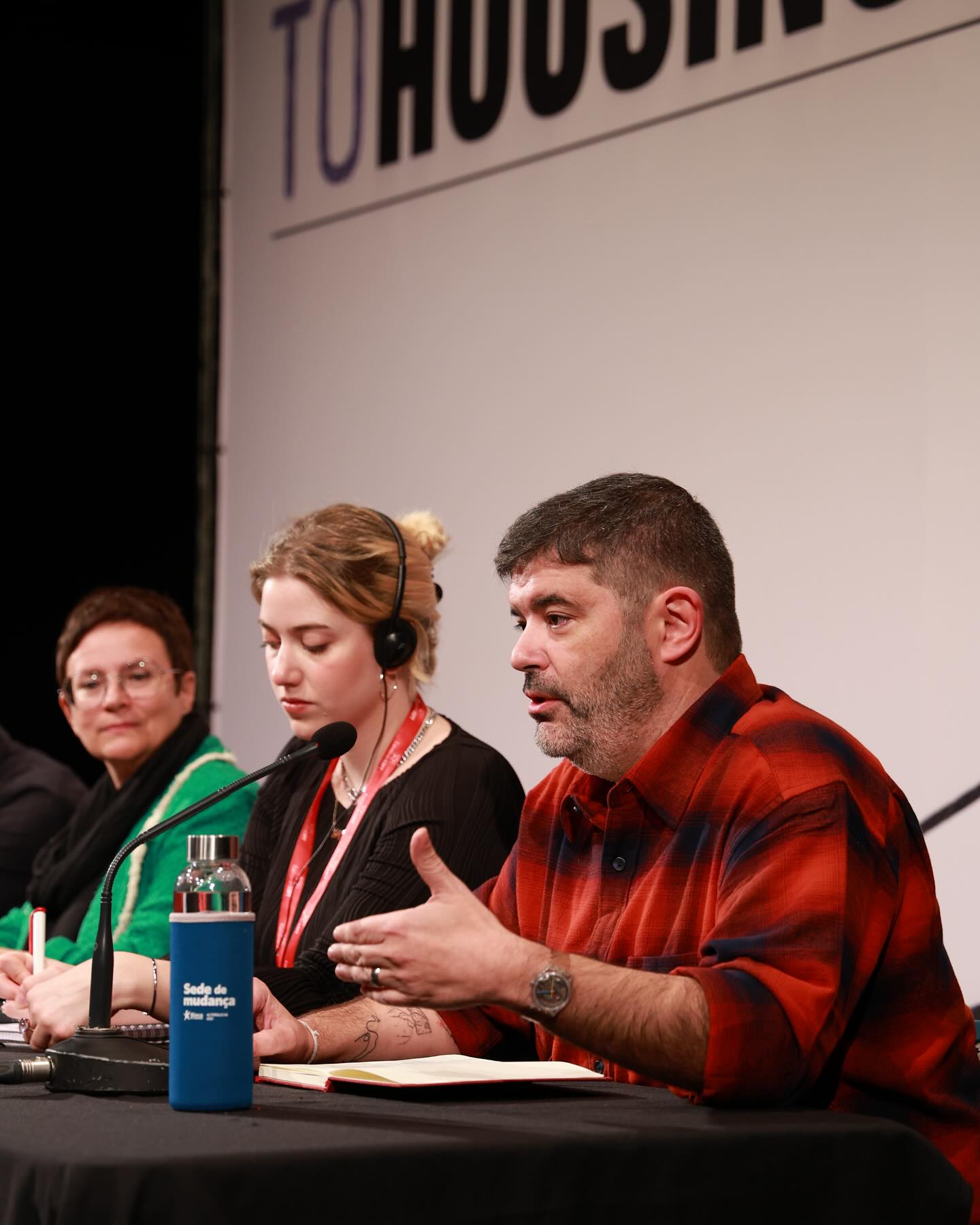 Sérgio Aires e Martha Kleedörfer, deputada municipal de Berlim, na conferência internacional "Direito à Habitação", organizada pela Esquerda Europeia no Porto em outubro de 2023