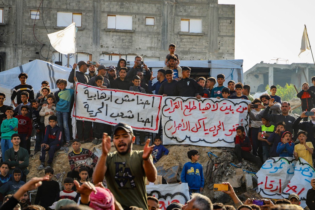 Palestinianos participam num protesto pedindo o fim da guerra e do governo do Hamas em Gaza, Beit Lahiya, norte da Faixa de Gaza, 26 de março de 2025. (Flash90)