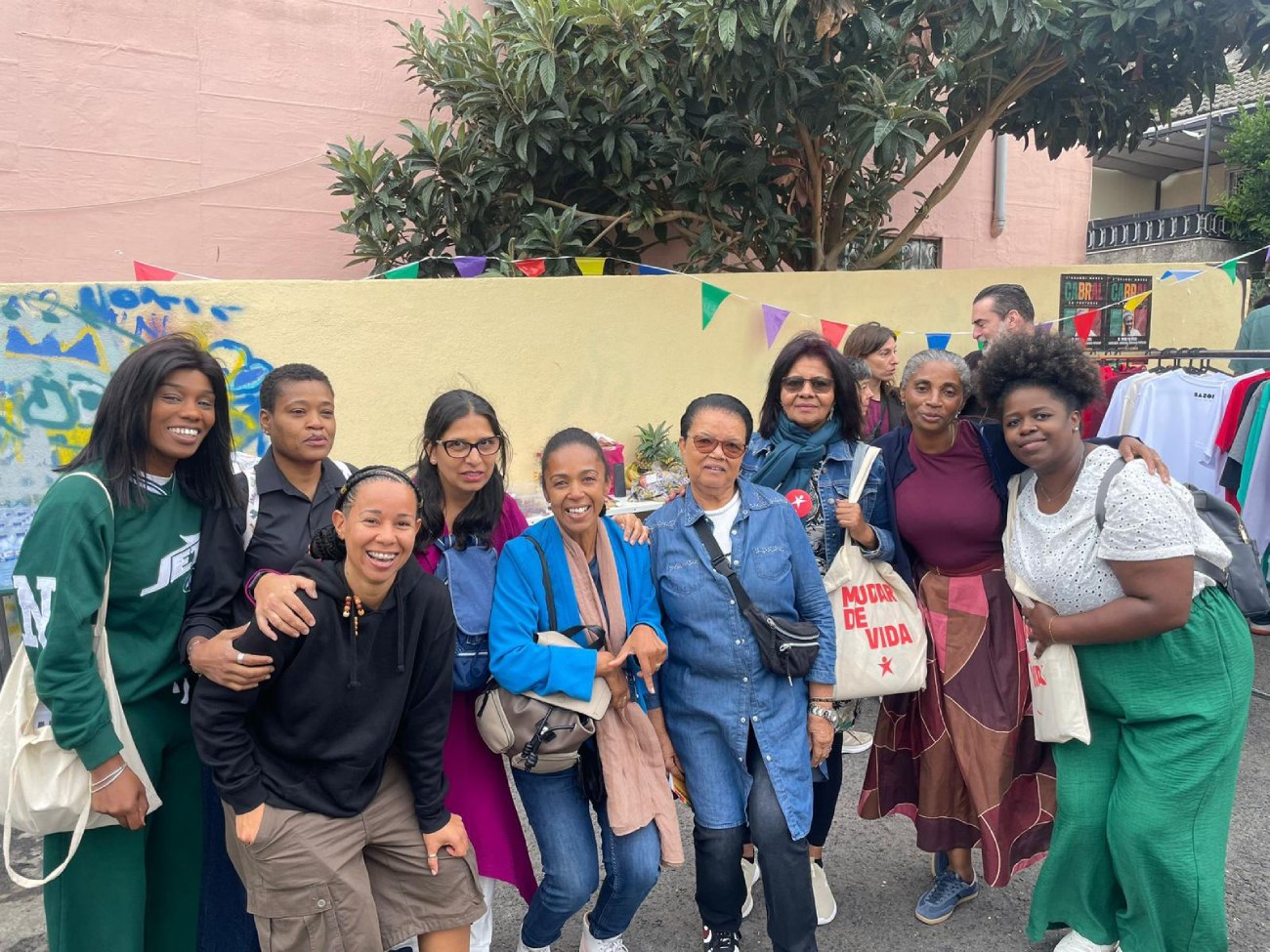 Anabela Rodrigues com apoiantes na Amadora