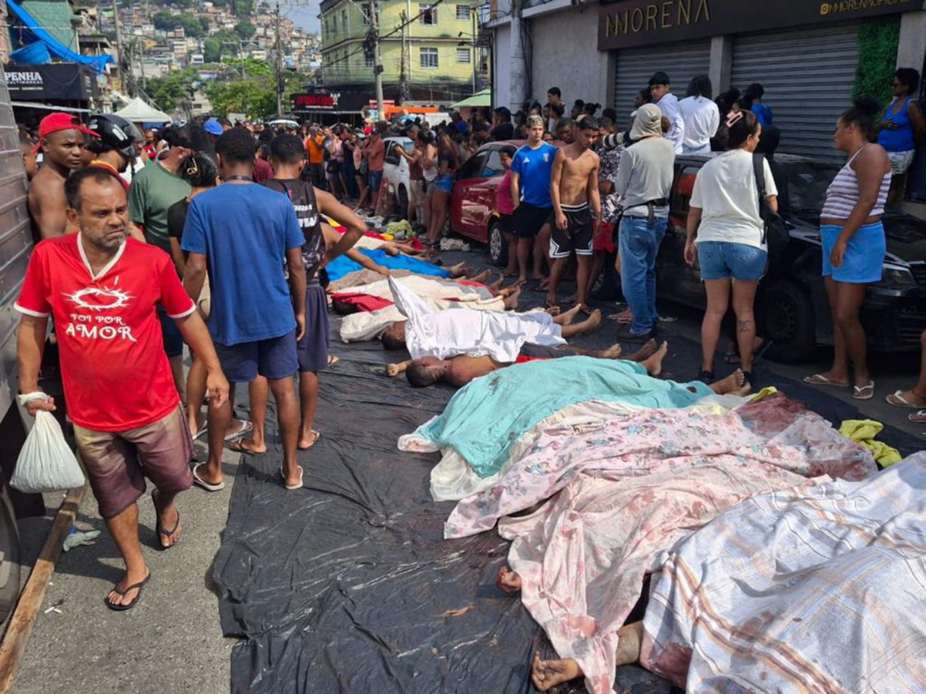 Dezenas de corpos são trazidos por moradores para a Praça São Lucas, na Penha, zona norte do Rio de Janeiro, após ação policial da Operação Contenção. Foto: Eusébio Gomes/TV Brasil