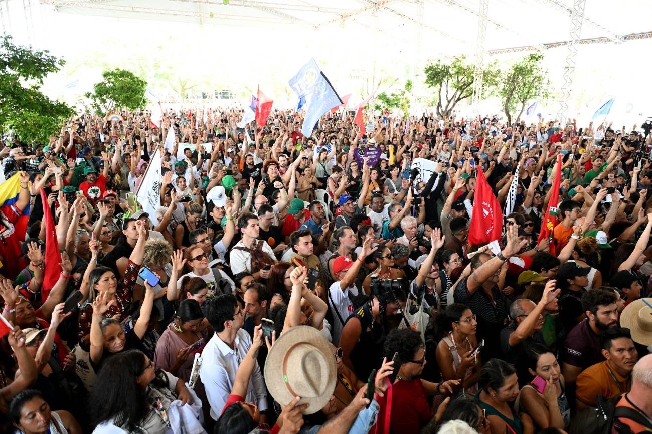 Ativistas no encerramento da Cimeira dos Povos no dia 16 na Universidade Federal do Pará.Foto de Alex Ferro/COP30