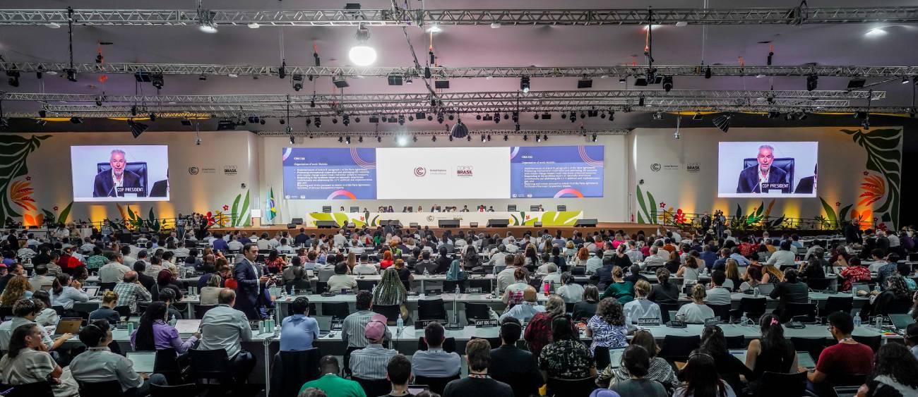 Sessão plenária de encerramento da COP30 este sábado. Foto Rafa Neddermeyer/COP30