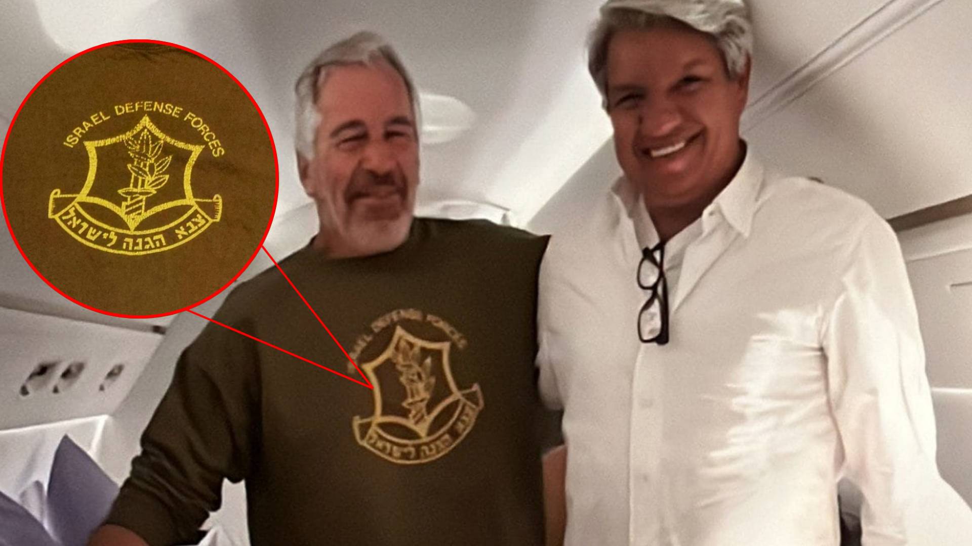 Jeffrey Epstein (à esquerda) vestindo uma sweatshirt das forças de defesa israelitas, com o seu então mordomo, Valdson Vieira Cotrin (à direita) (Crédito: The Telegraph)