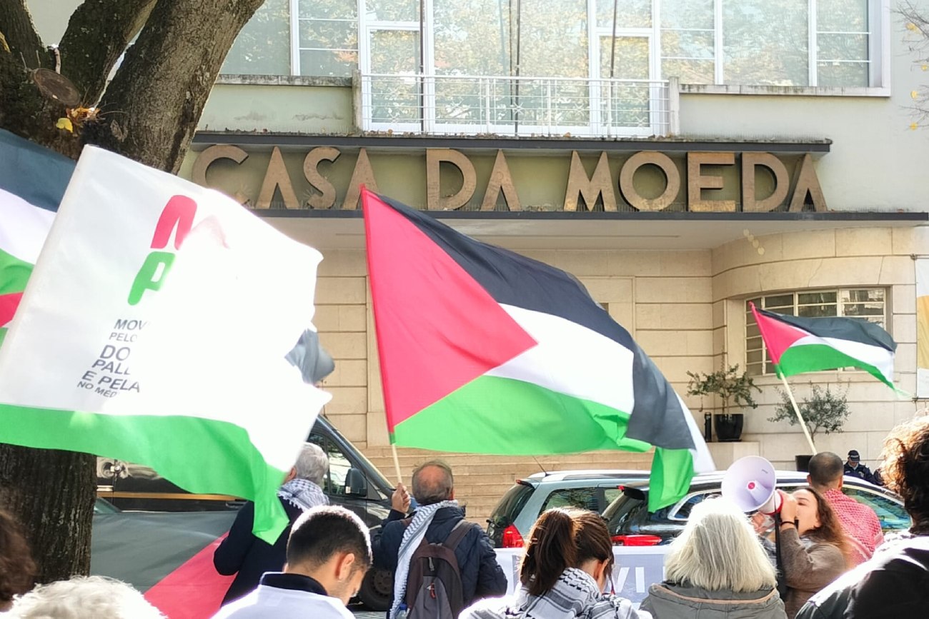 Protesto em frente à Casa da Moeda
