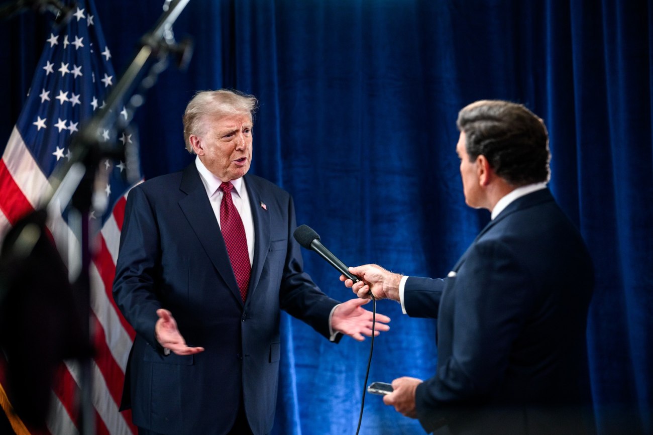 Trump a falar com jornalista
