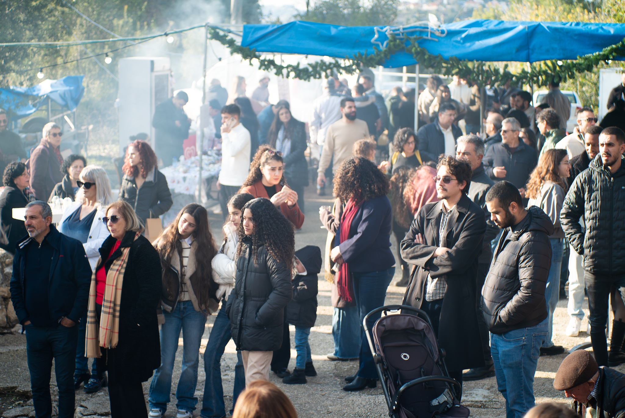 No mercado de Natal em Bir'im, 13 de dezembro de 2025.