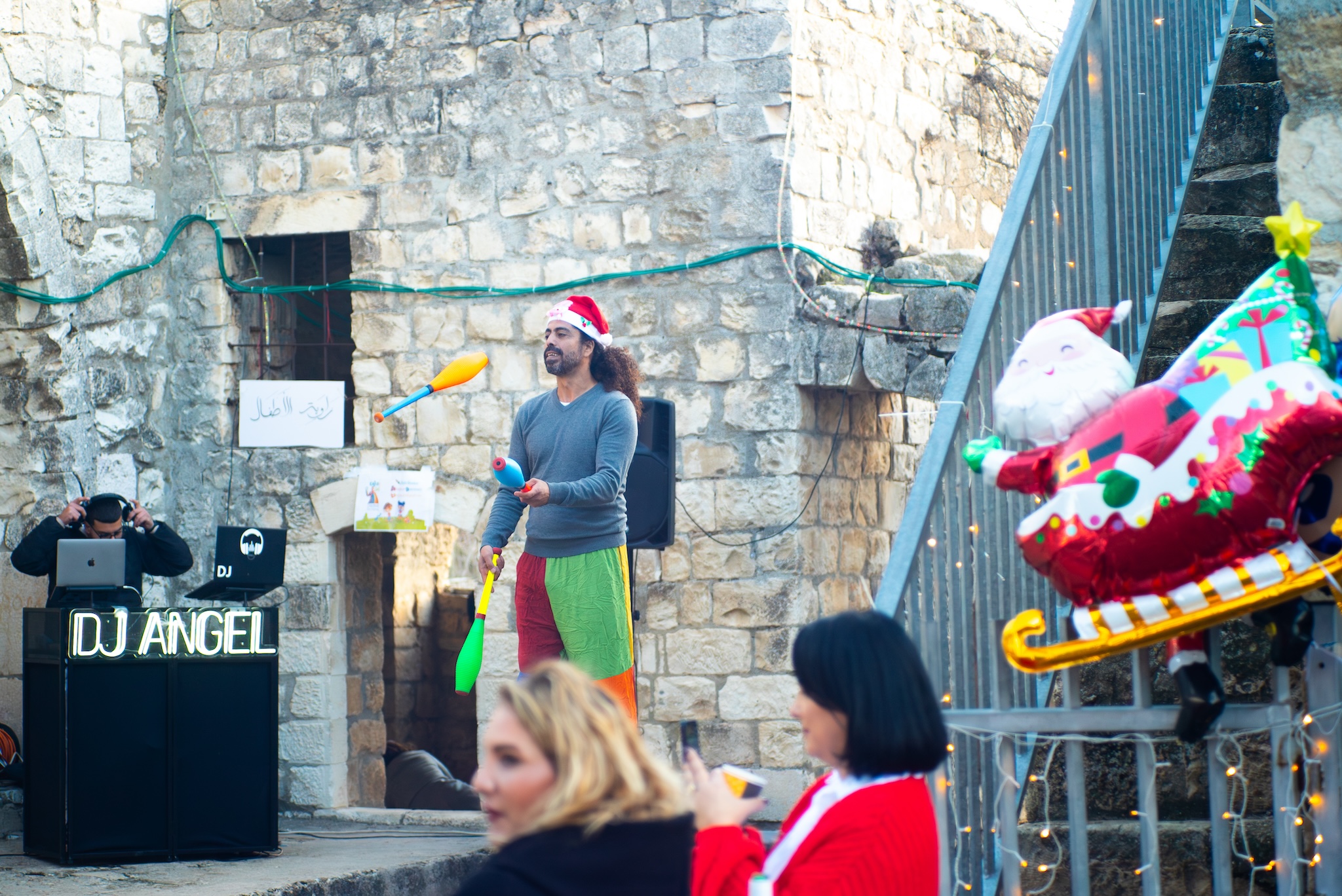 Um malabarista no mercado de Natal em Bir'im, 13 de dezembro de 2025.