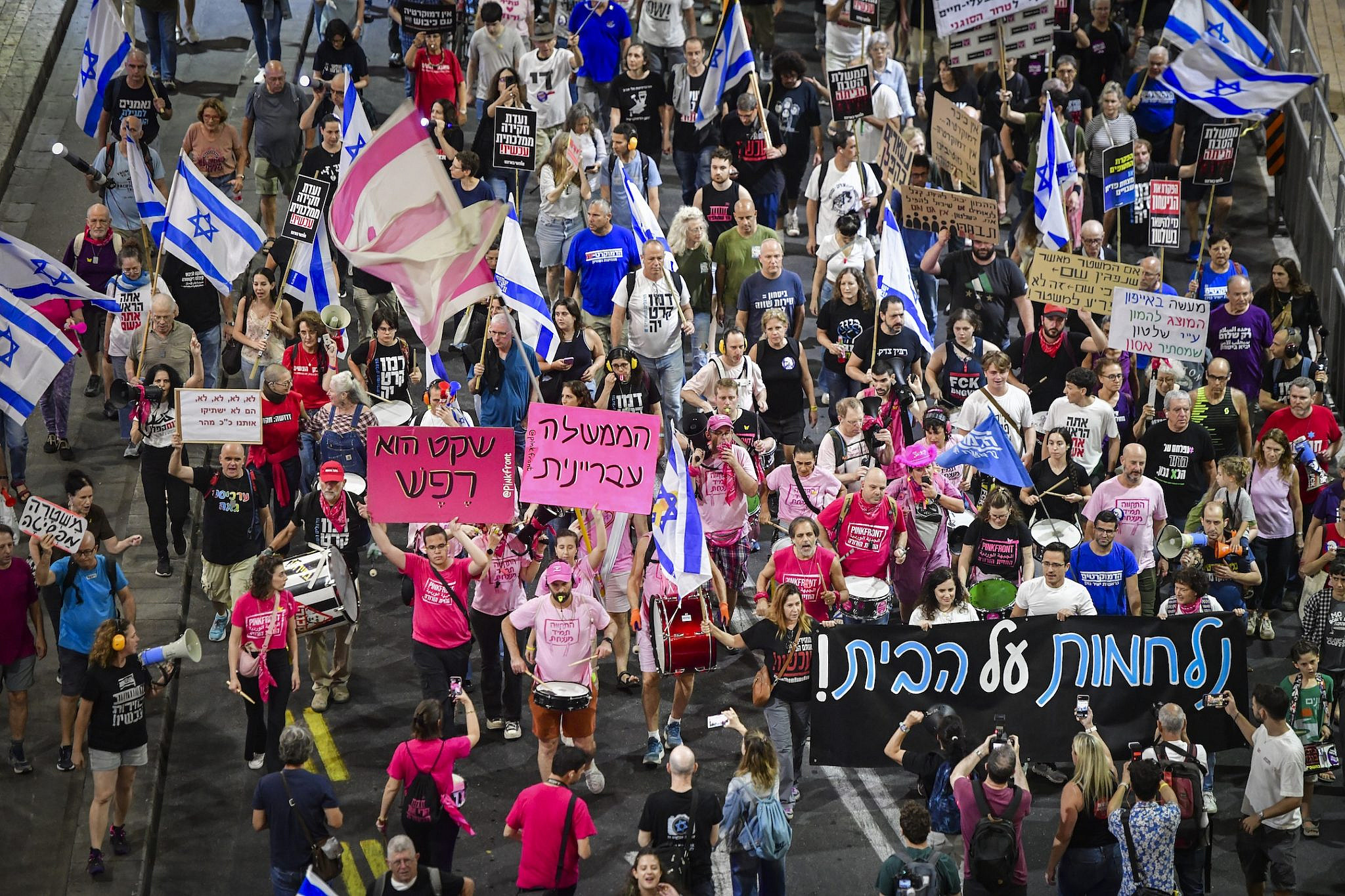 Israelitas marcham em protesto contra o primeiro-ministro Benjamin Netanyahu e o seu governo, em Tel Aviv, a 8 de novembro de 2025.