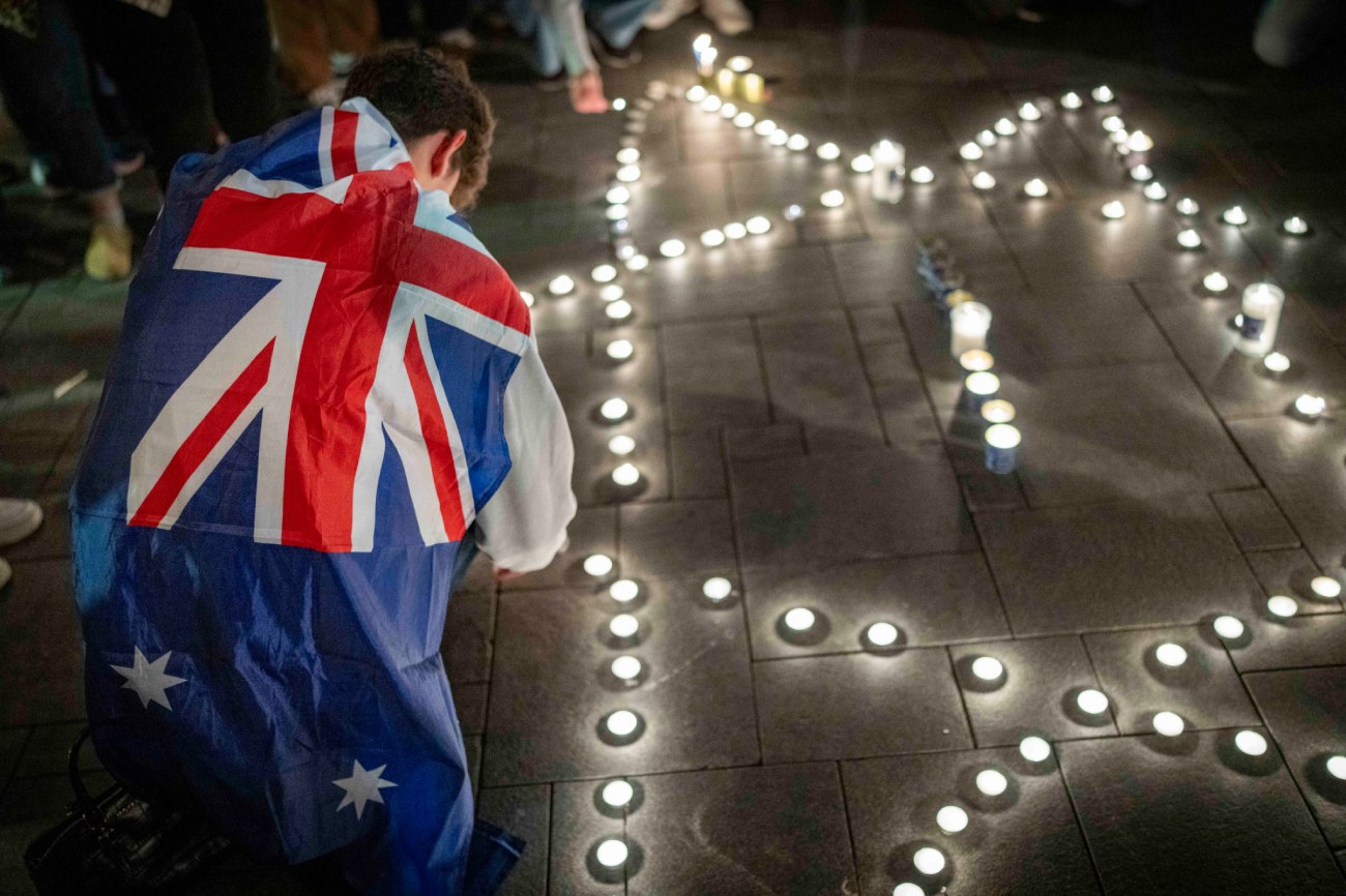 Pessoas acendem velas em memória das vítimas do atentado em Sydney, que teve como alvo a comunidade judaica durante as celebrações do Hanukkah, em Tel Aviv, em 14 de dezembro de 2025.