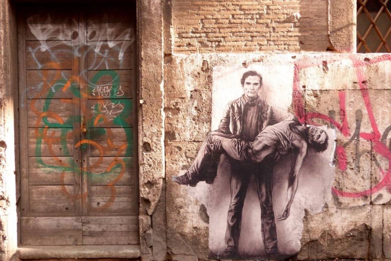 Um mural de Pasolini com o seu cadáver, desenhado nas ruas de Roma.