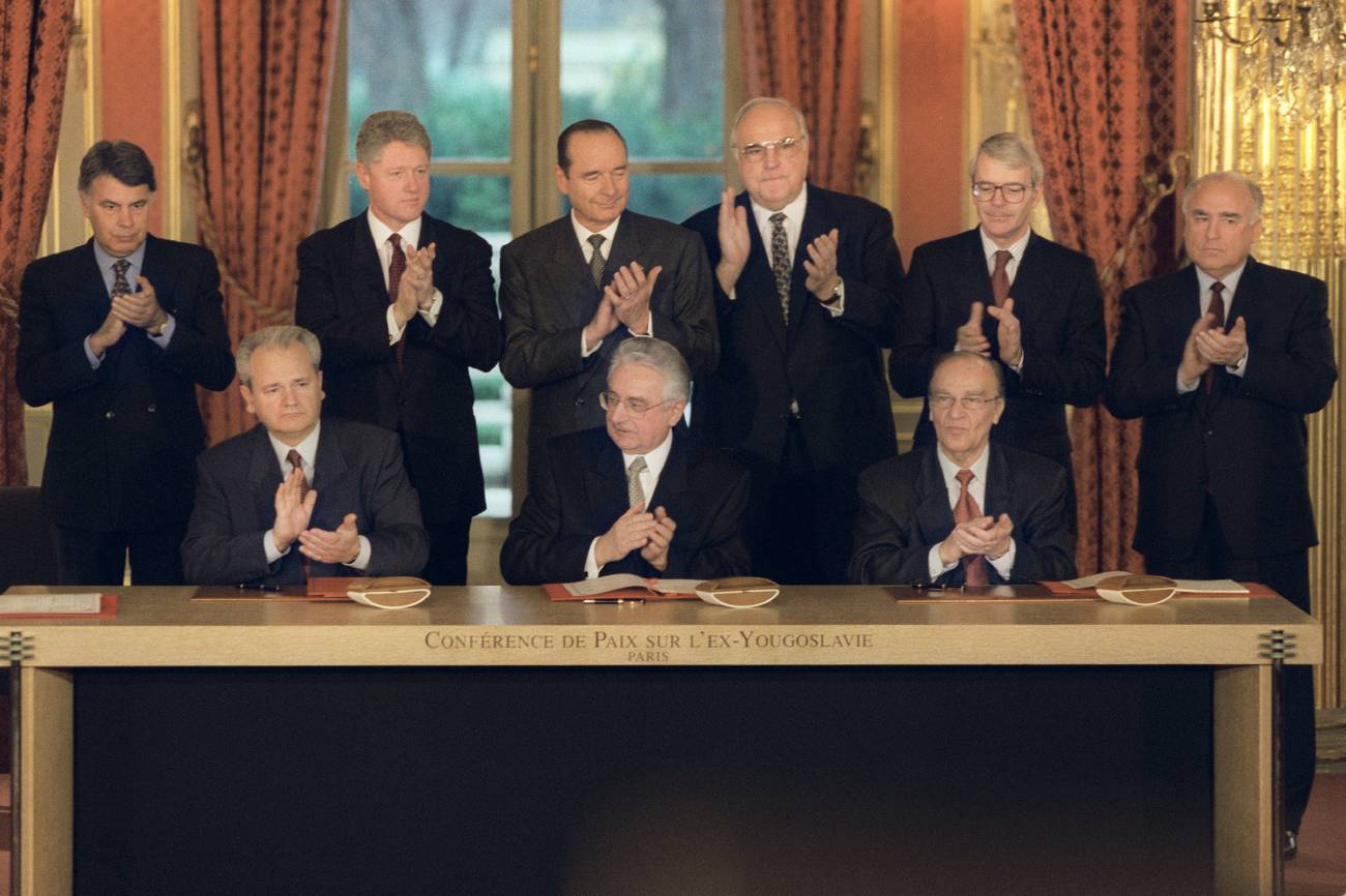 Assinatura do Acordo de Dayton. Sentados (da esquerda para a direita): Slobodan Milosevic, Franjo Tudjman, Alija Izetbegovic. Em pé (da esquerda para a direita): Felipe Gonzalez, Bill Clinton, Jacques Chirac, Helmut Kohl, John Major e Viktor Chernomyrdin. Foto NATO
