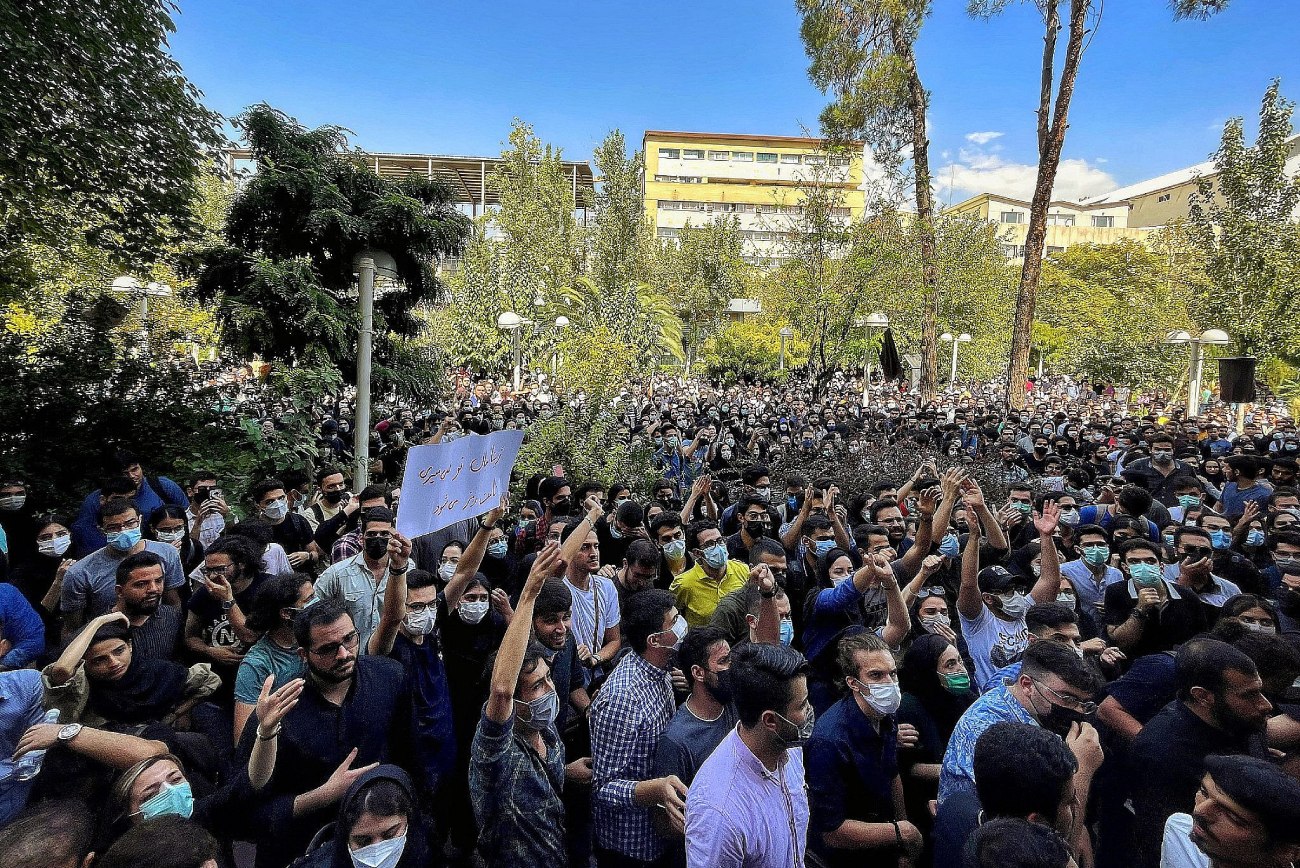 Estudantes da Universidade de Tecnologia de Amirkabir protestam contra a República Islâmica em Teerão, Irão, em 20 de setembro de 2022.