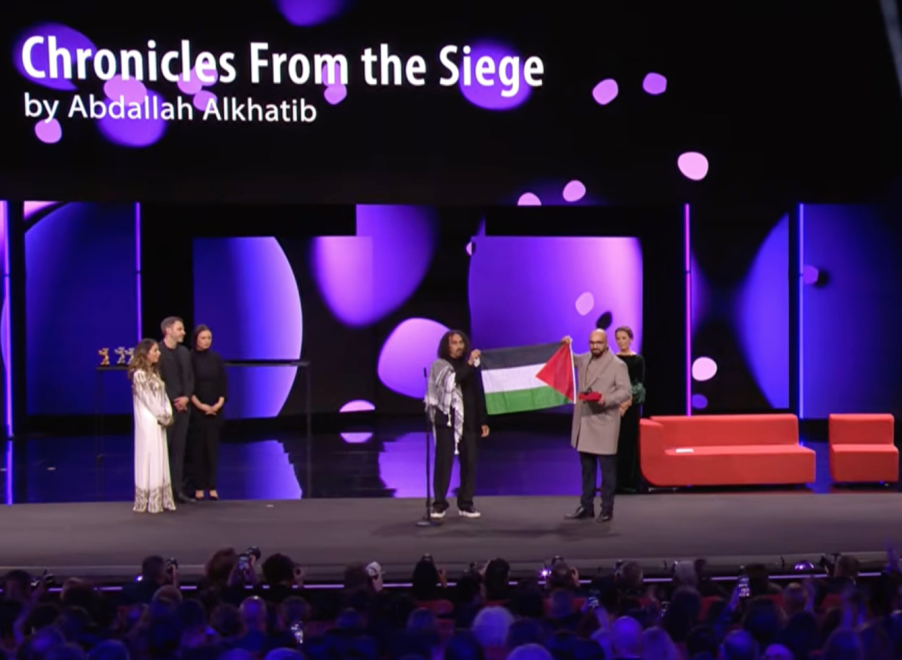 Abdallah Alkhatib, recebe prémio de Primeira Obra (Perspectives), por ‘Chronicles From the Siege‘.