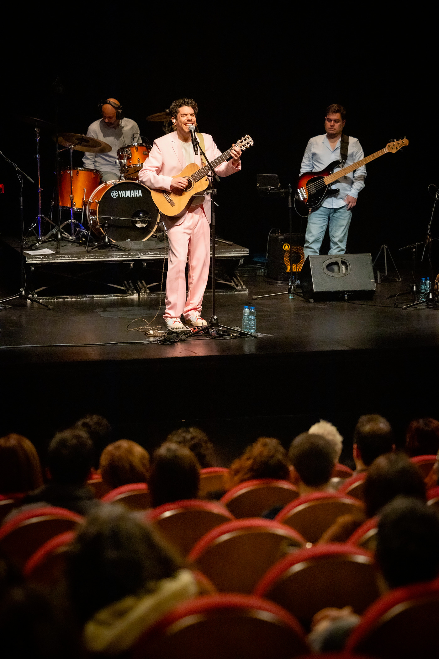 Luca Argel no Teatro Viriato, em Viseu. Foto de Carlos Fernandes.