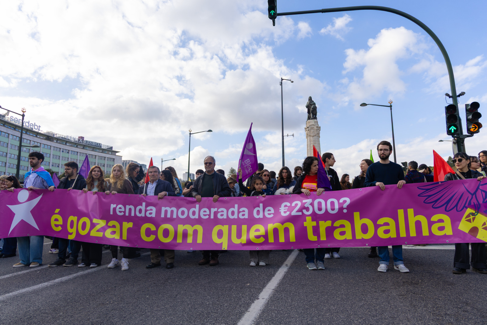 Faixa do Bloco na manifestação Casa para Viver