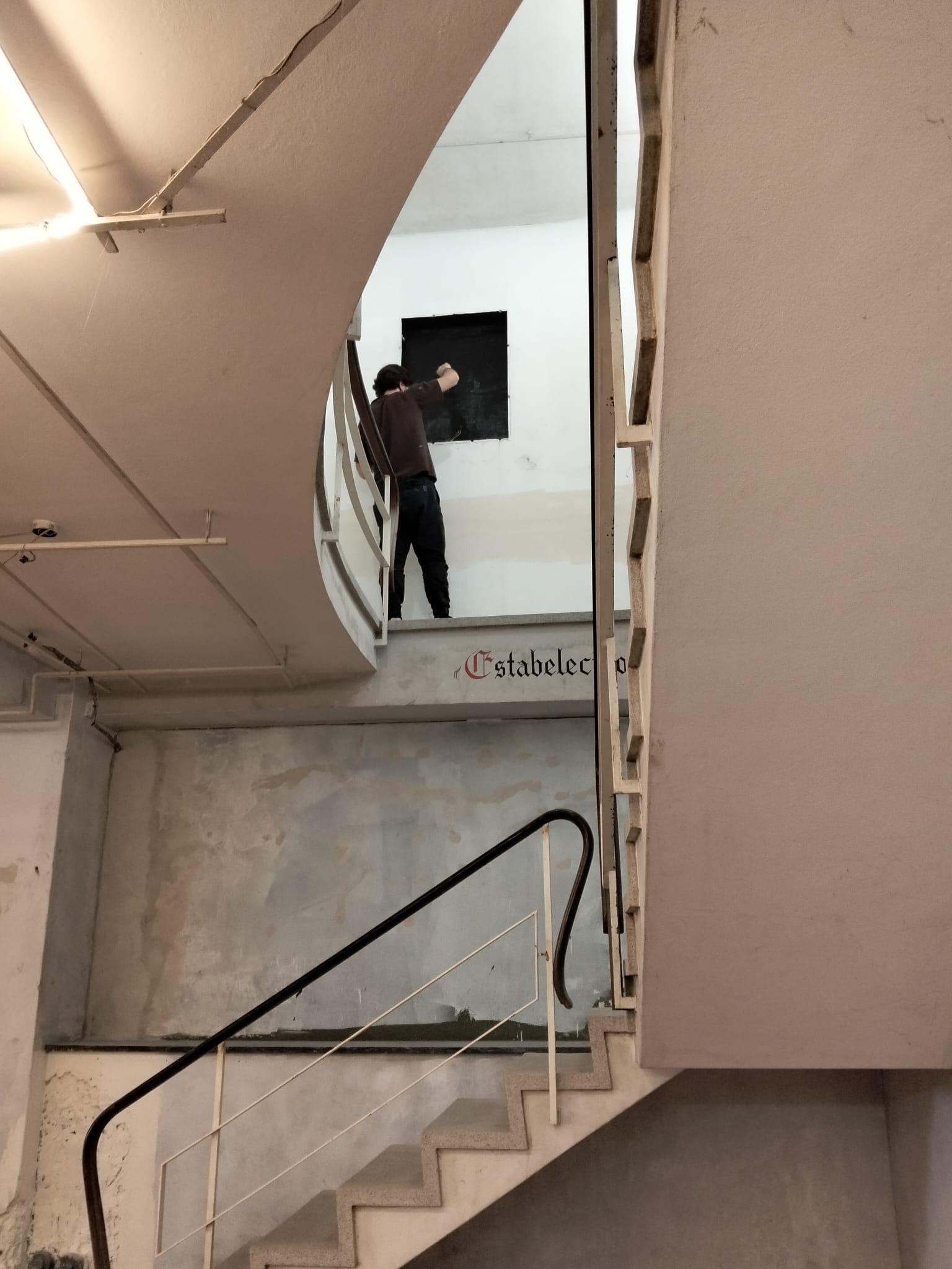 Luís Monteiro na montagem da exposição