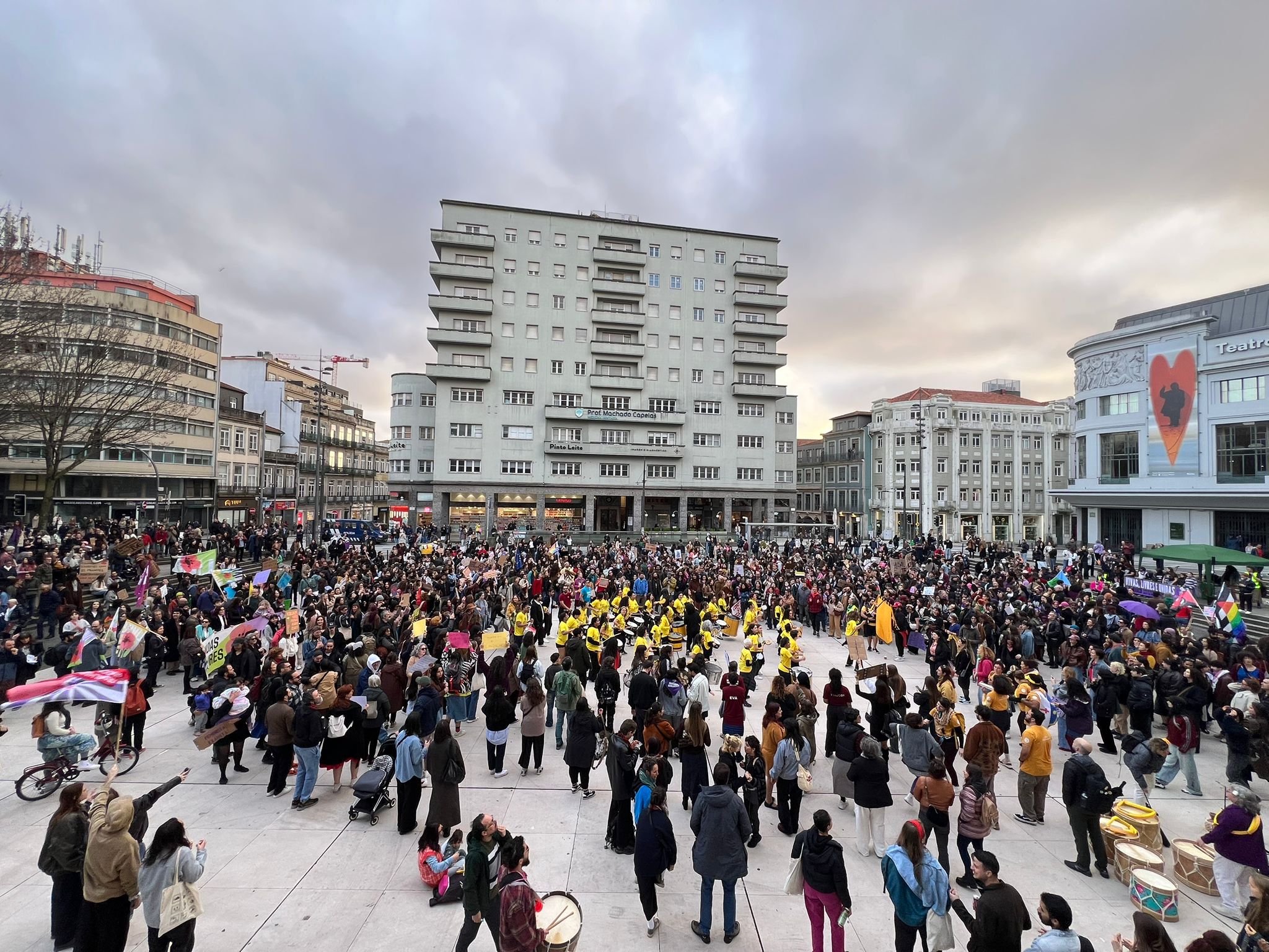 Marcha feminista no Porto à chegada à Praça D. João I