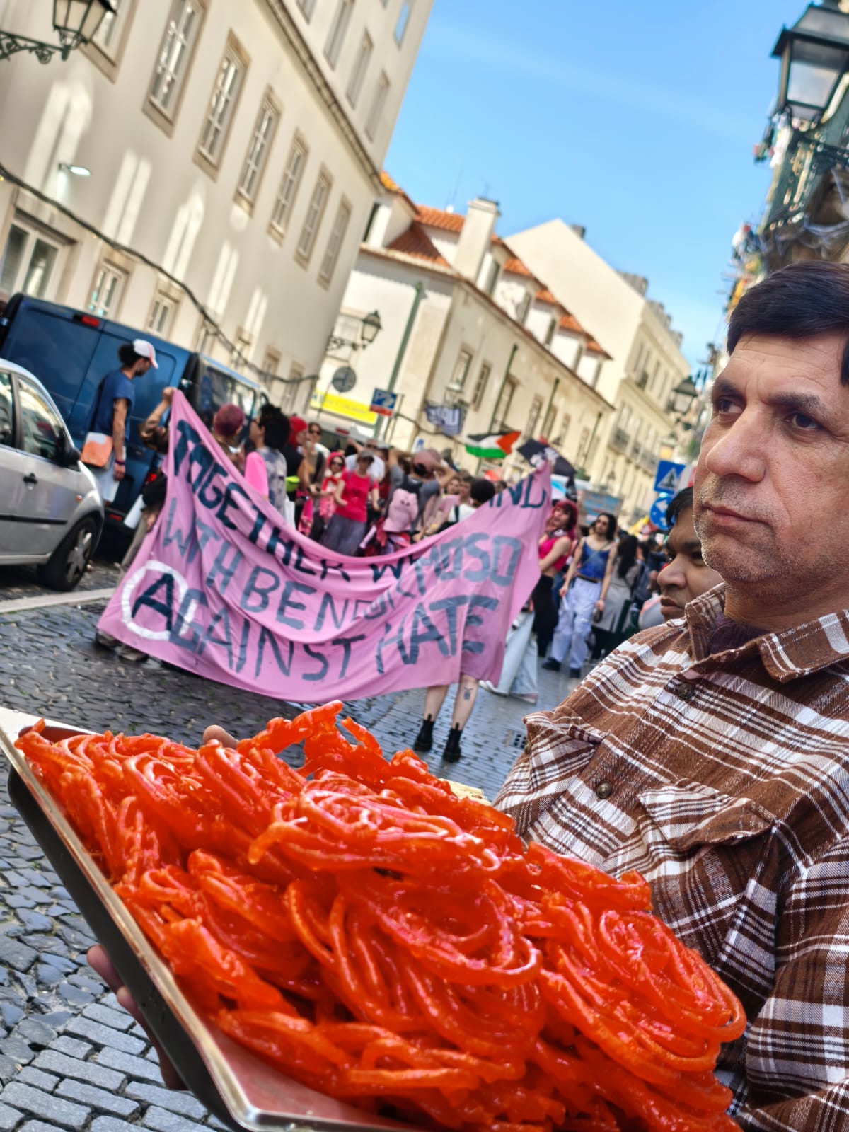 Imigrante oferece jalebis à manifestação