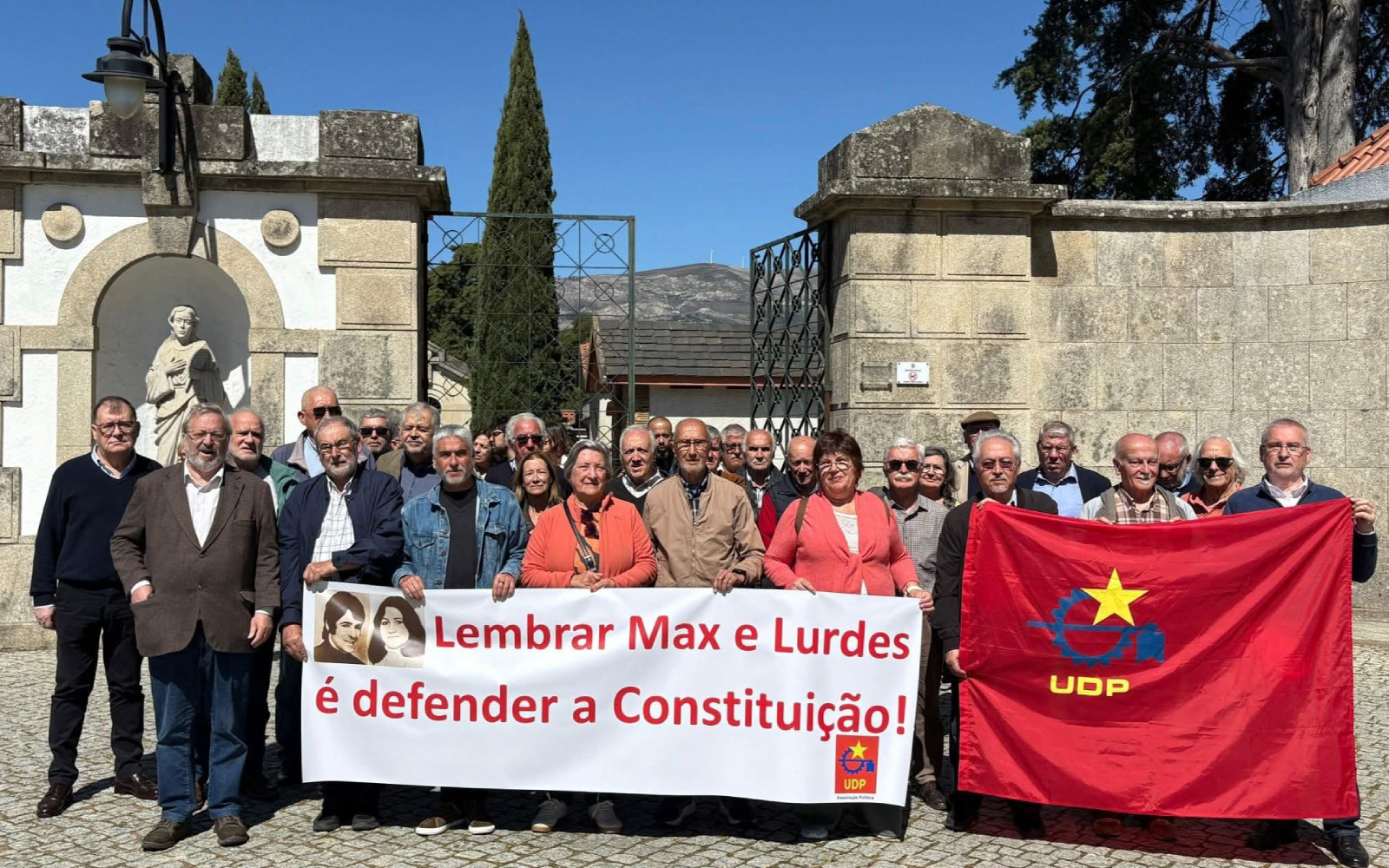 Homenagem a Max e Lurdes no cemitério de Vila Real