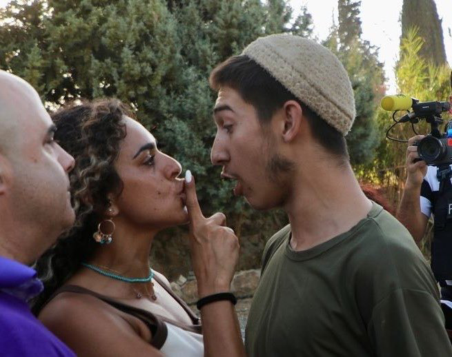 Alice Kisiya confronta um colono na zona de al-Makhrour, na Cisjordânia ocupada, em agosto de 2024