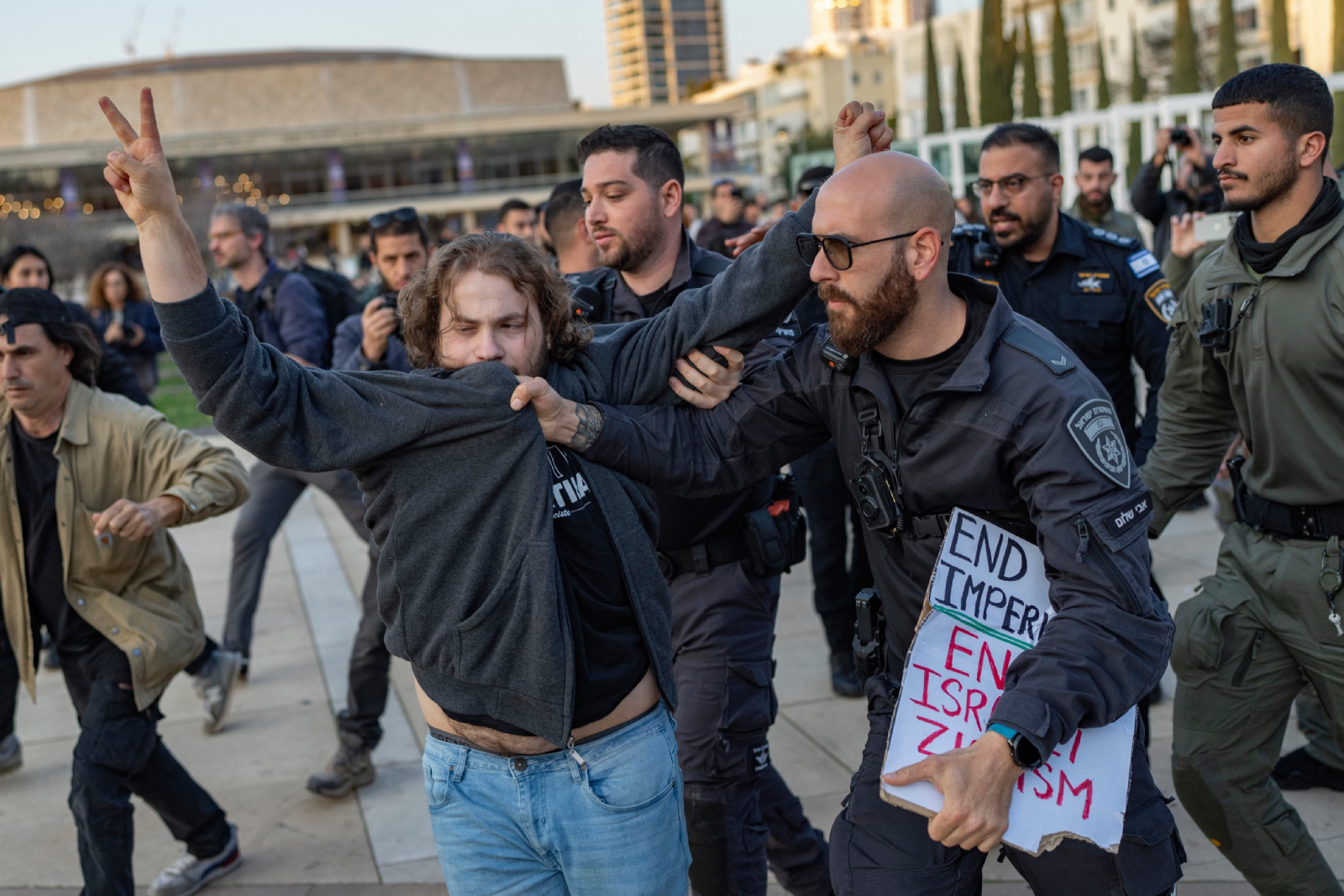 Agentes da polícia israelita detêm o objetor de consciência Itamar Greenberg durante uma manifestação contra a guerra no Irão, na Praça Habima, em Telavive, a 3 de março de 2026.