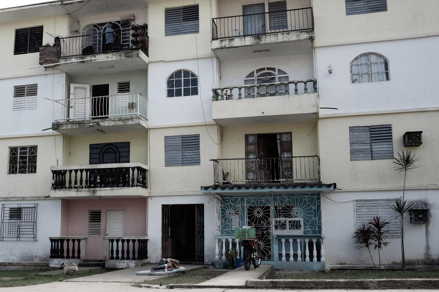 Edifício do bairro Armando Maestre, onde reside Alina López. Foto de Alex Zapico