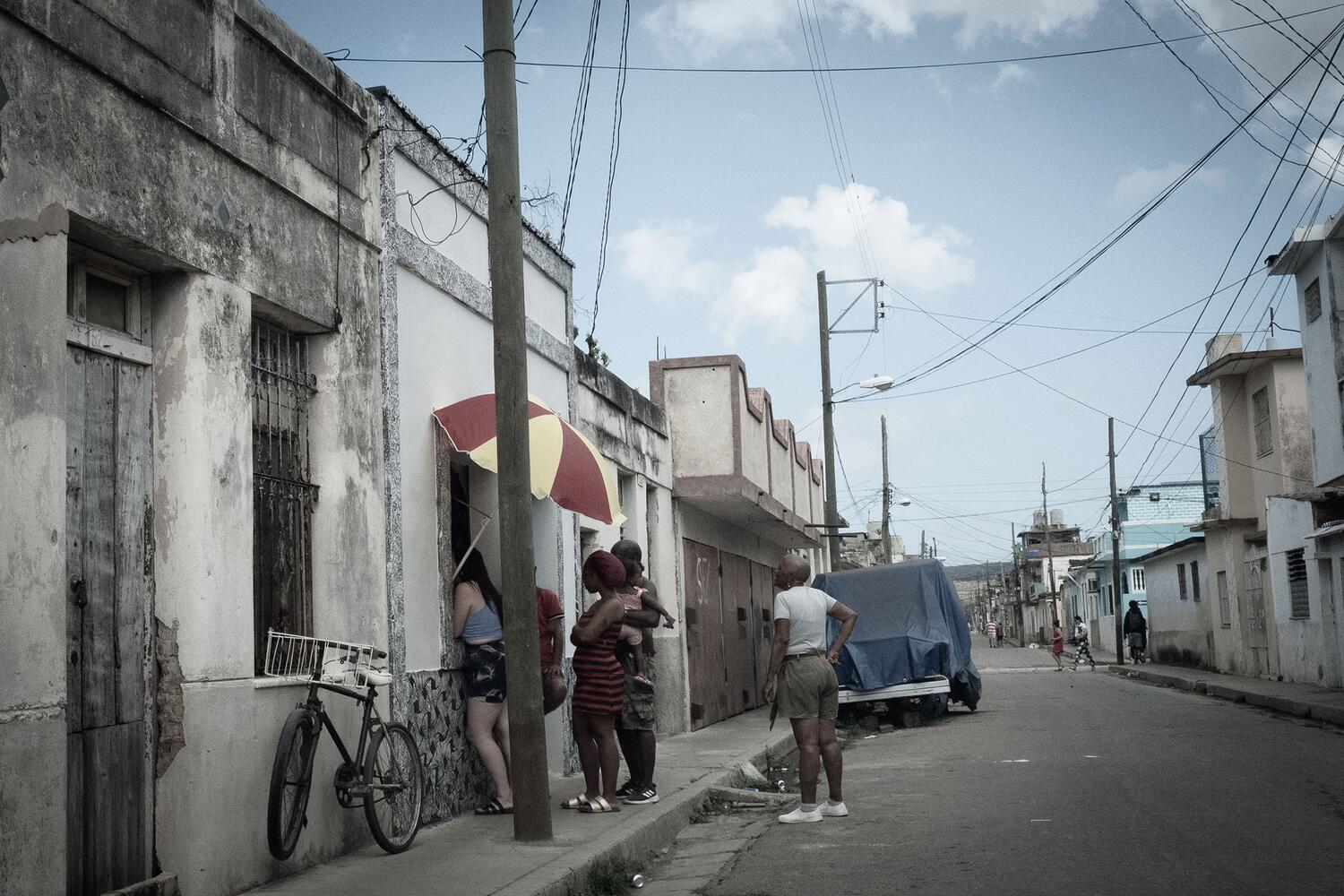 Rua no centro de Matanzas, uma cidade com 162 000 habitantes, fortemente afetada pelo desemprego e pela emigração