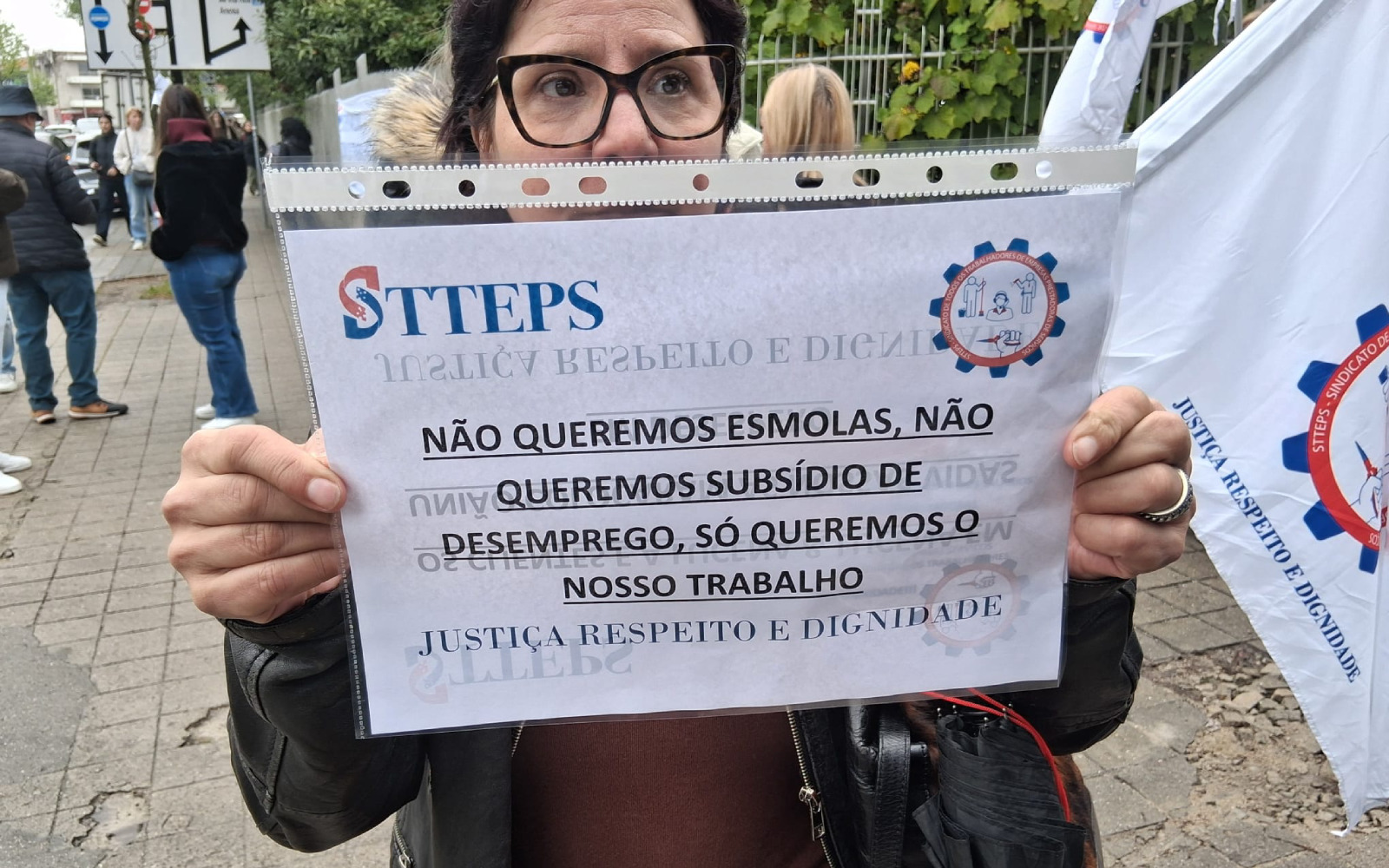 Trabalhadora da Lucena &amp; Lucena na concentração no Porto