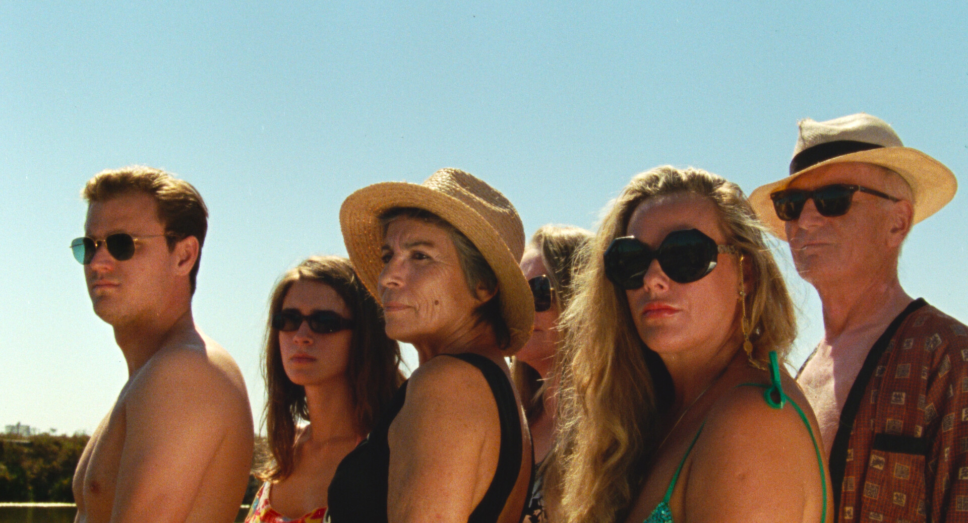 Nas curtas nacionais, a escolha recaiu sobre A Solidão dos Lagartos, de Inês Nunes, uma obra poética, já selecionada para Cannes, onde o espaço e o corpo humano se fundem num cenário de desejo e alienação, entre o lazer num spa e o labor nas salinas. O júri nacional distinguiu ainda João Nicolau com o prémio de Melhor Realização por A Providência e a Guitarra, ao orquestrar uma audaz adaptação de Robert Louis Stevenson, cruzando as aventuras de um casal de artistas ambulantes do século XIX numa Lisboa conte