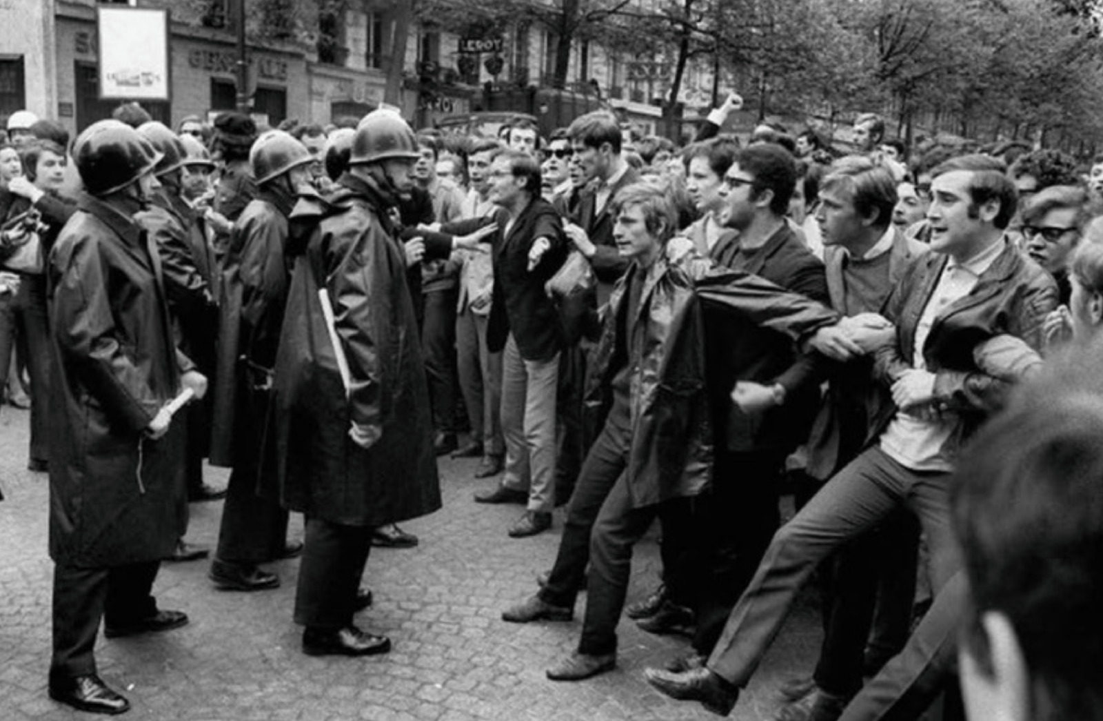 Confrontos entre as forças policiais e estudantes, Paris, 1968.