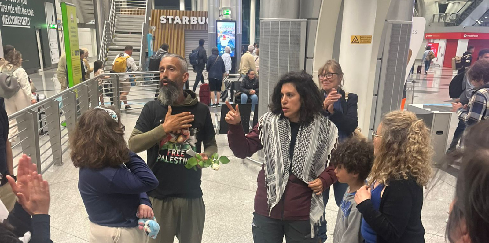 Nuno Gomes e Joana Rocha à chegada ao aeroporto do Porto.