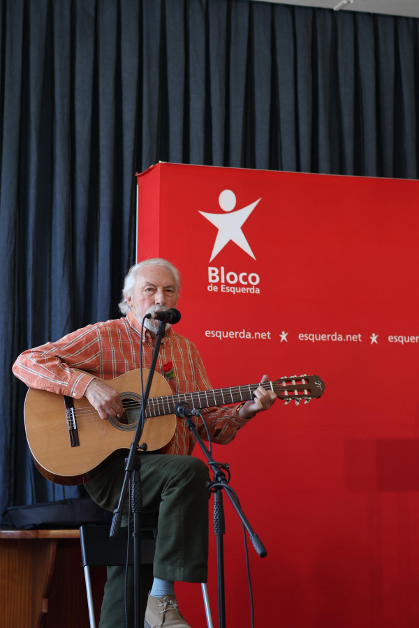 O cantor José Silva interpretou algumas músicas de intervenção na abertura da sessão de homenagem.