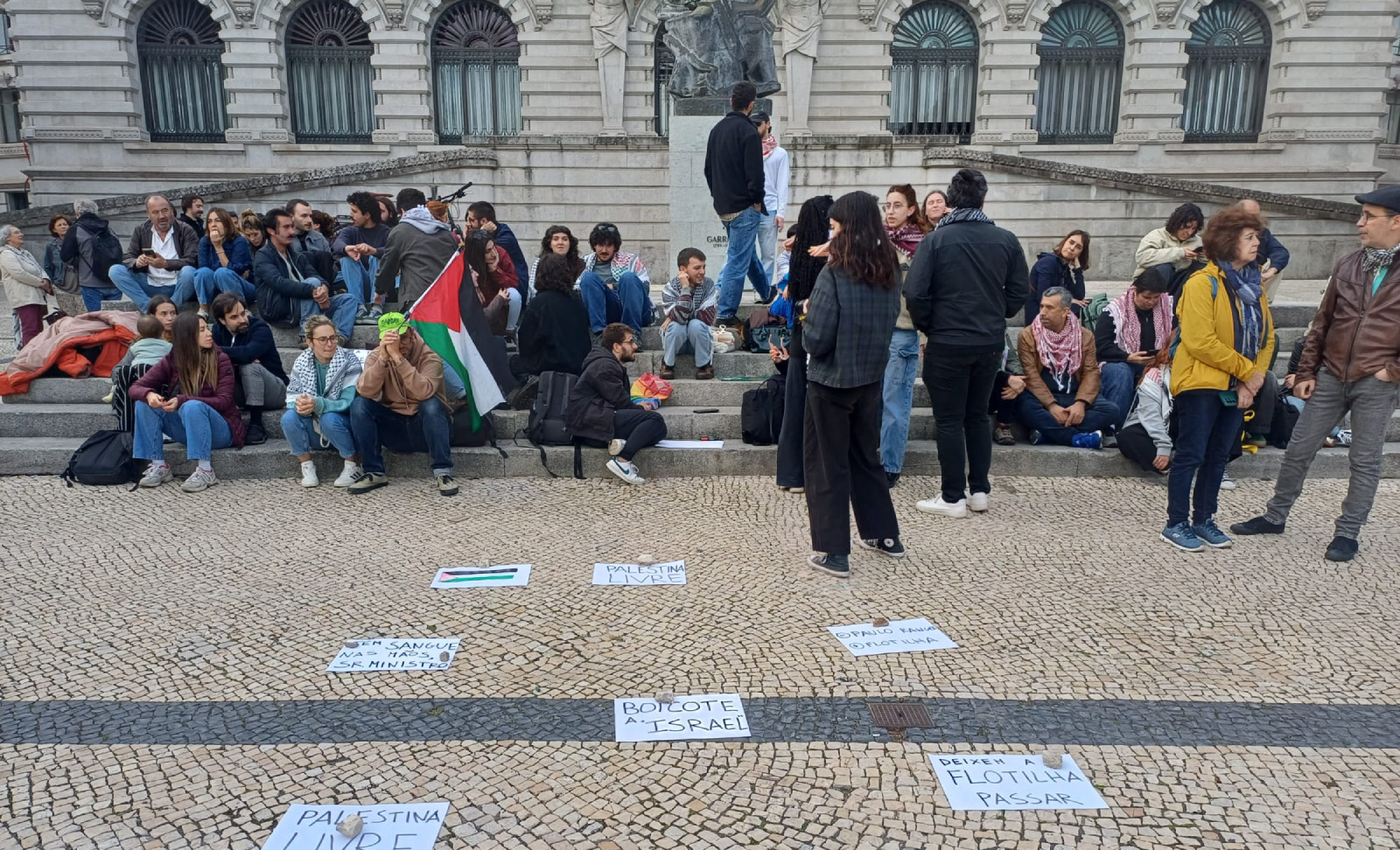 Vigília em frente à Câmara do Porto pela libertação dos dois médicos portugueses sequestrados por Israel em águas internacionais