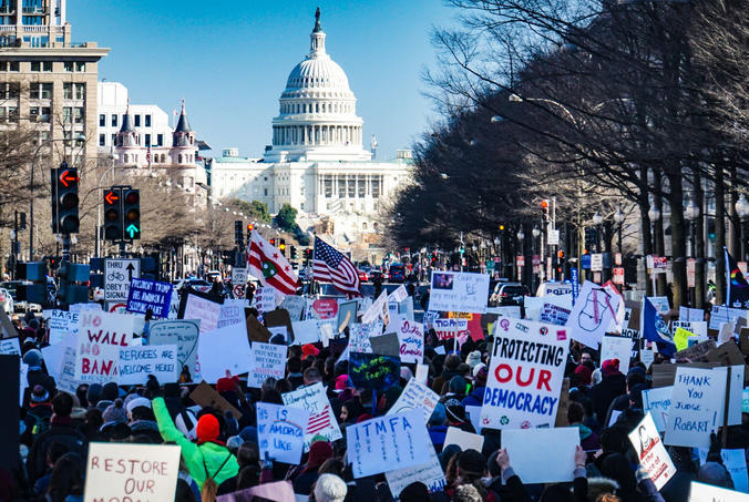 Manifestantes em Washington na altura da invasão do Capitólio.