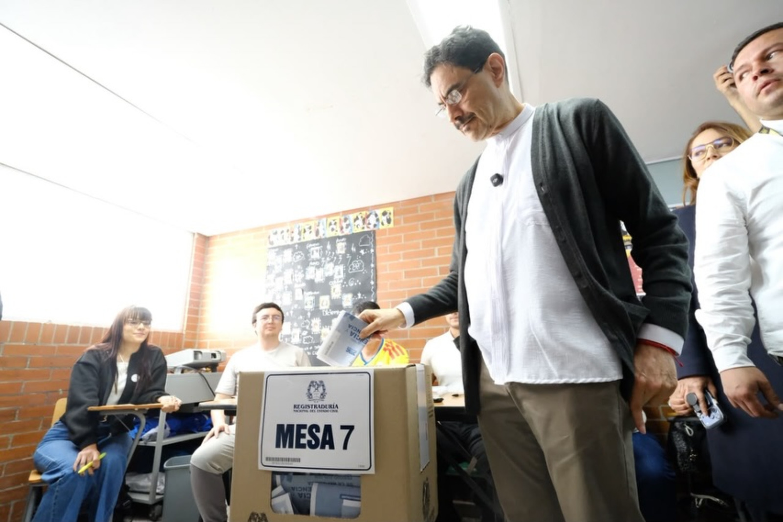 Iván Cepeda a votar na primeira volta das presidenciais