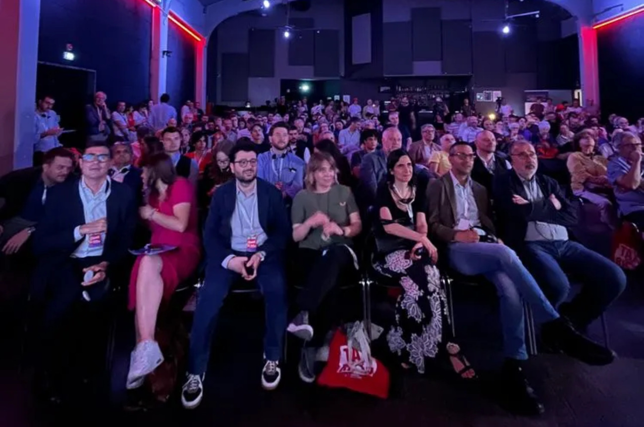 Sala do comício da Aliança da Esquerda Europeia em Milão.