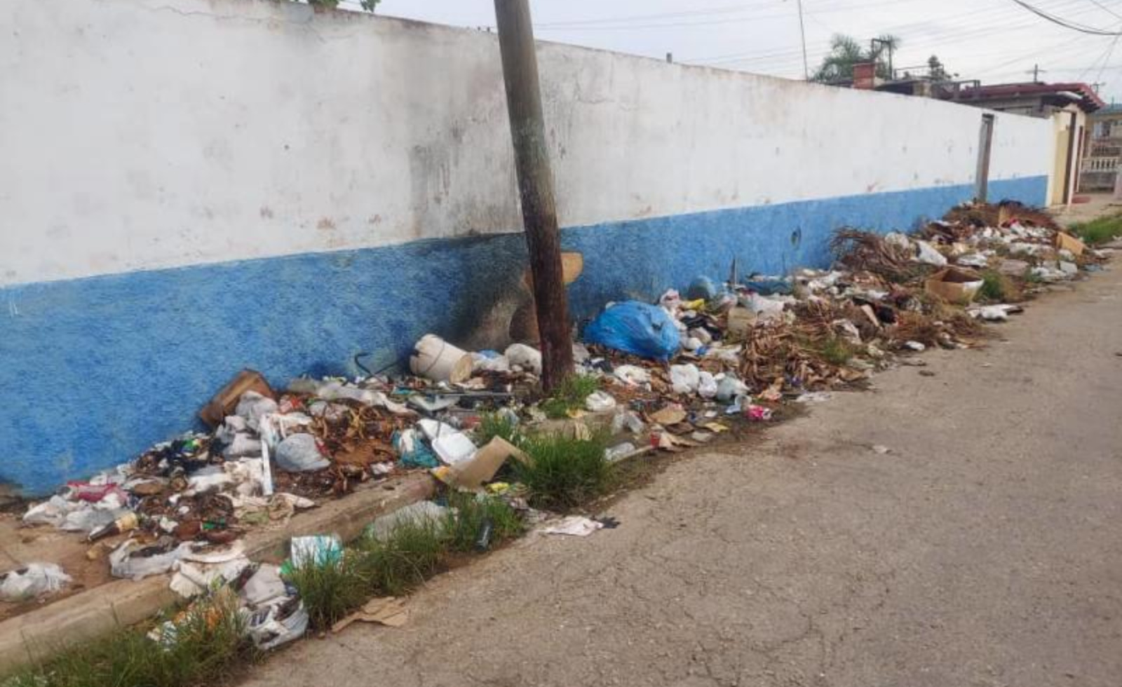 Lixo e marcas de uma queimada nas ruas de Matanzas.