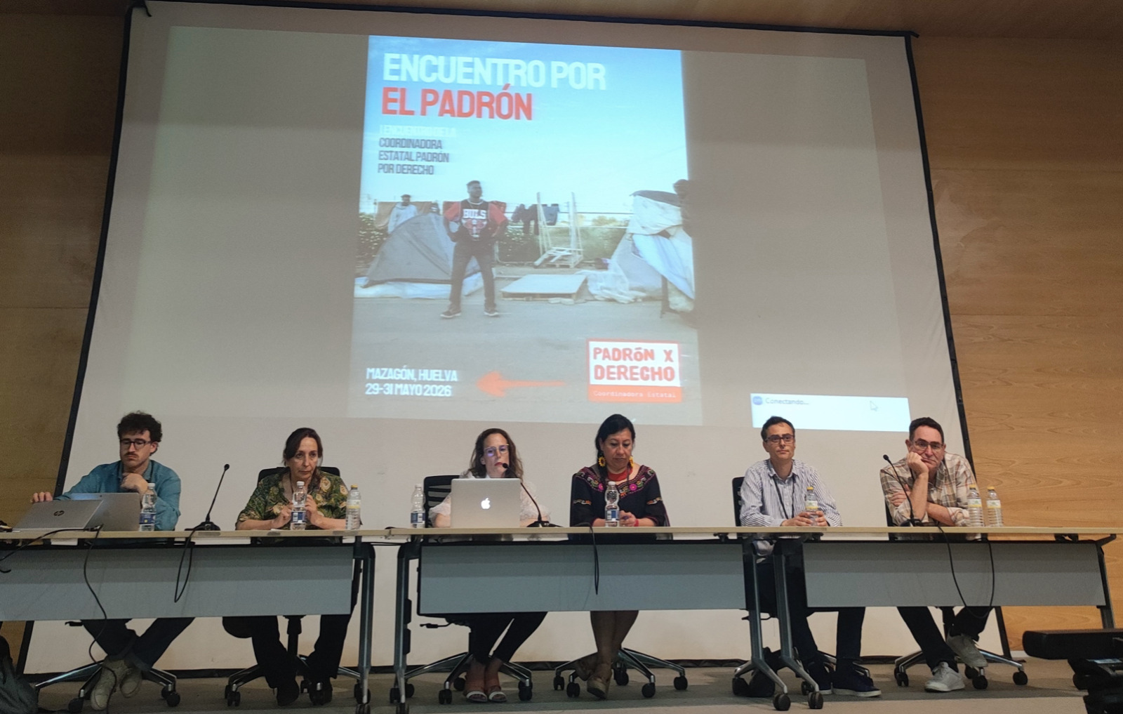 Mesa de debate sobre o acesso a documentos por parte dos trabalhadores migrantes em Espanha.