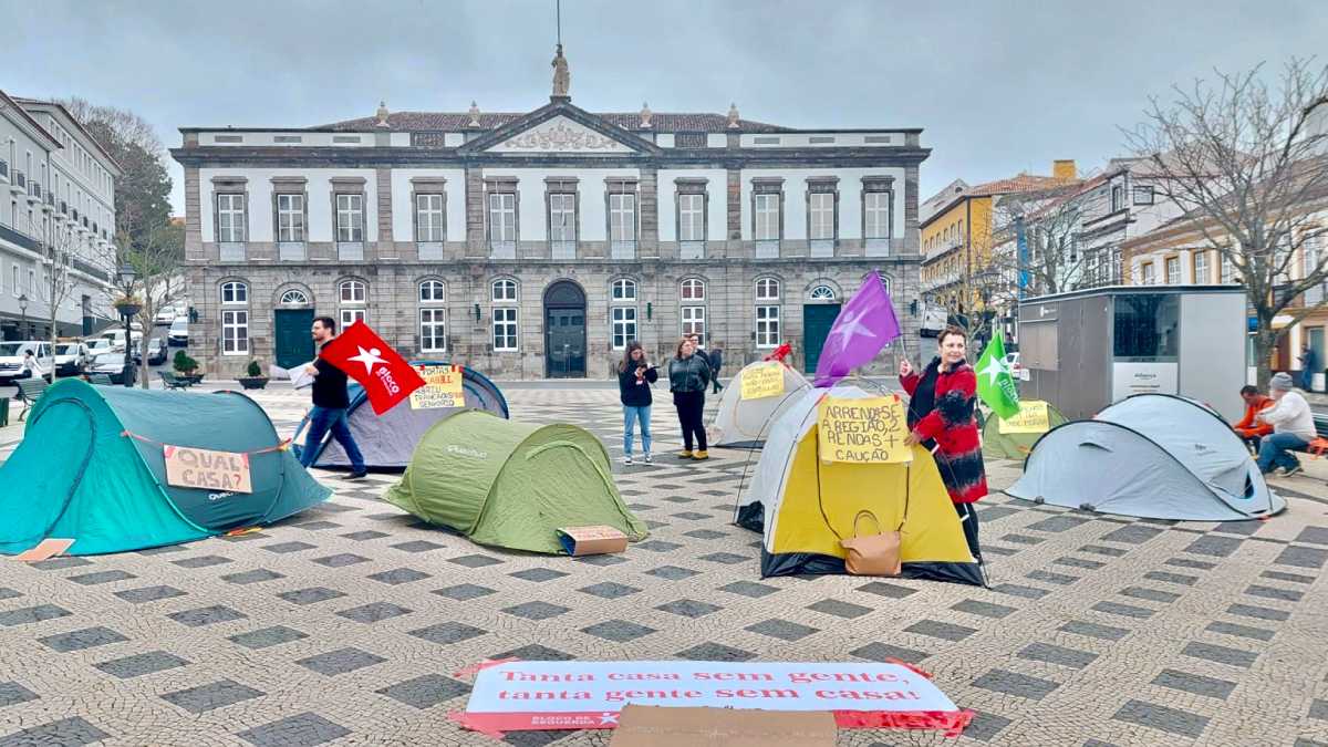Tendas montadas na Praça Velha, em Angra do Heroísmo